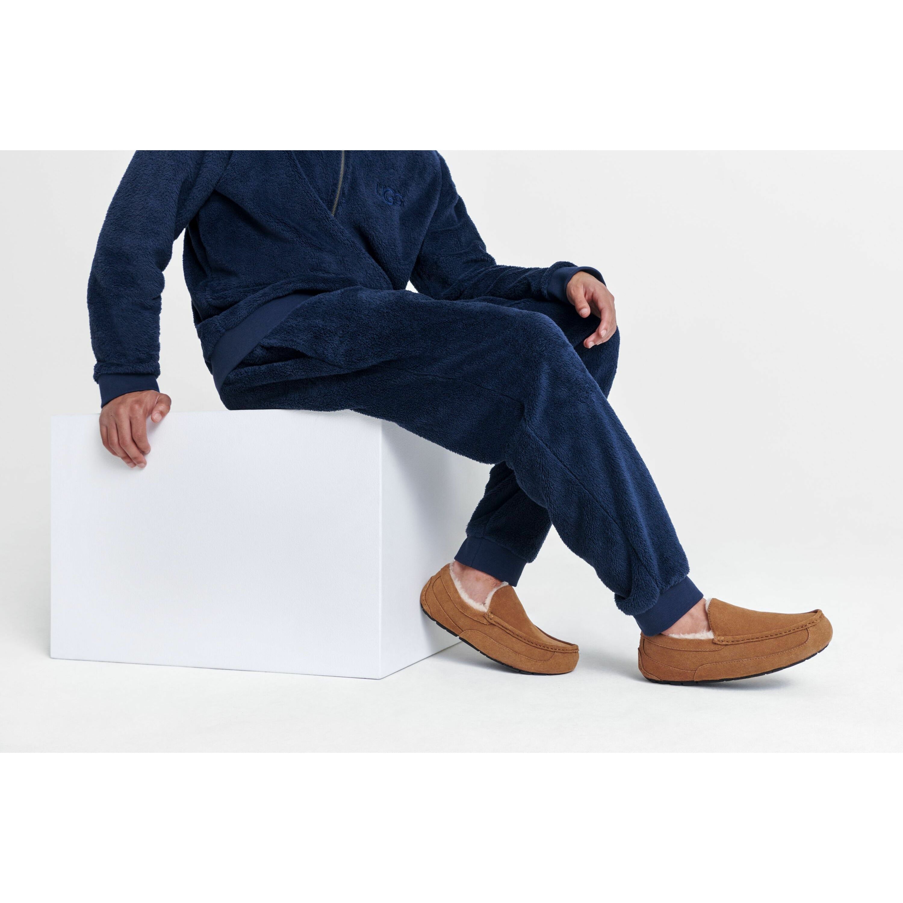 UGG Men's Ascot Slipper in Chestnut - Comfortable Indoor/Outdoor House Shoes for Relaxation & Lounge Wear