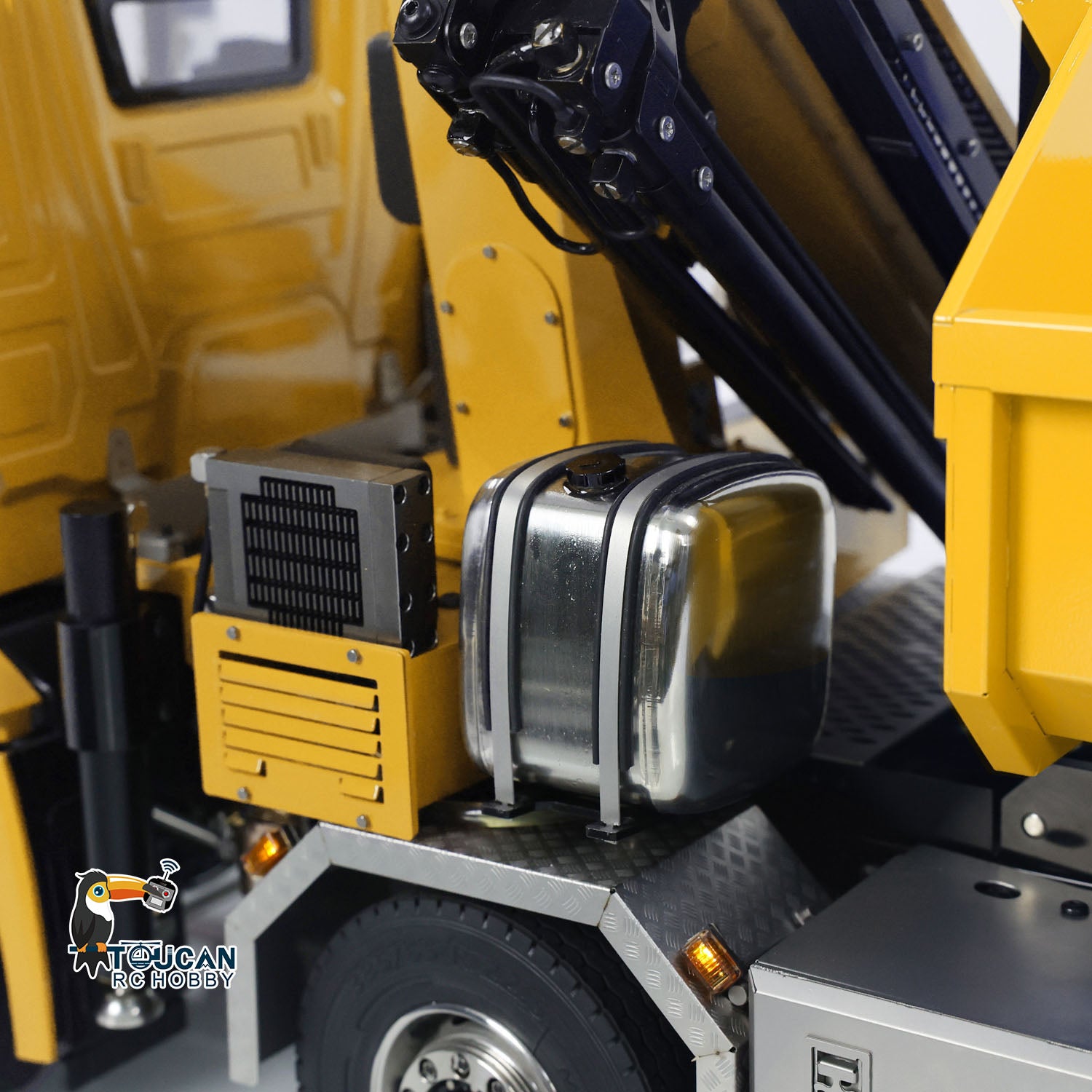 1:14 Scale 10x10 RC Hydraulic Crane Truck - Full Dump Metal Lorry with Rear Axle Steering & U-Shaped High-Standard Bucket & Timber Flatbed - Perfect for Construction Site Simulation, RC Hobbyists, and Collectors