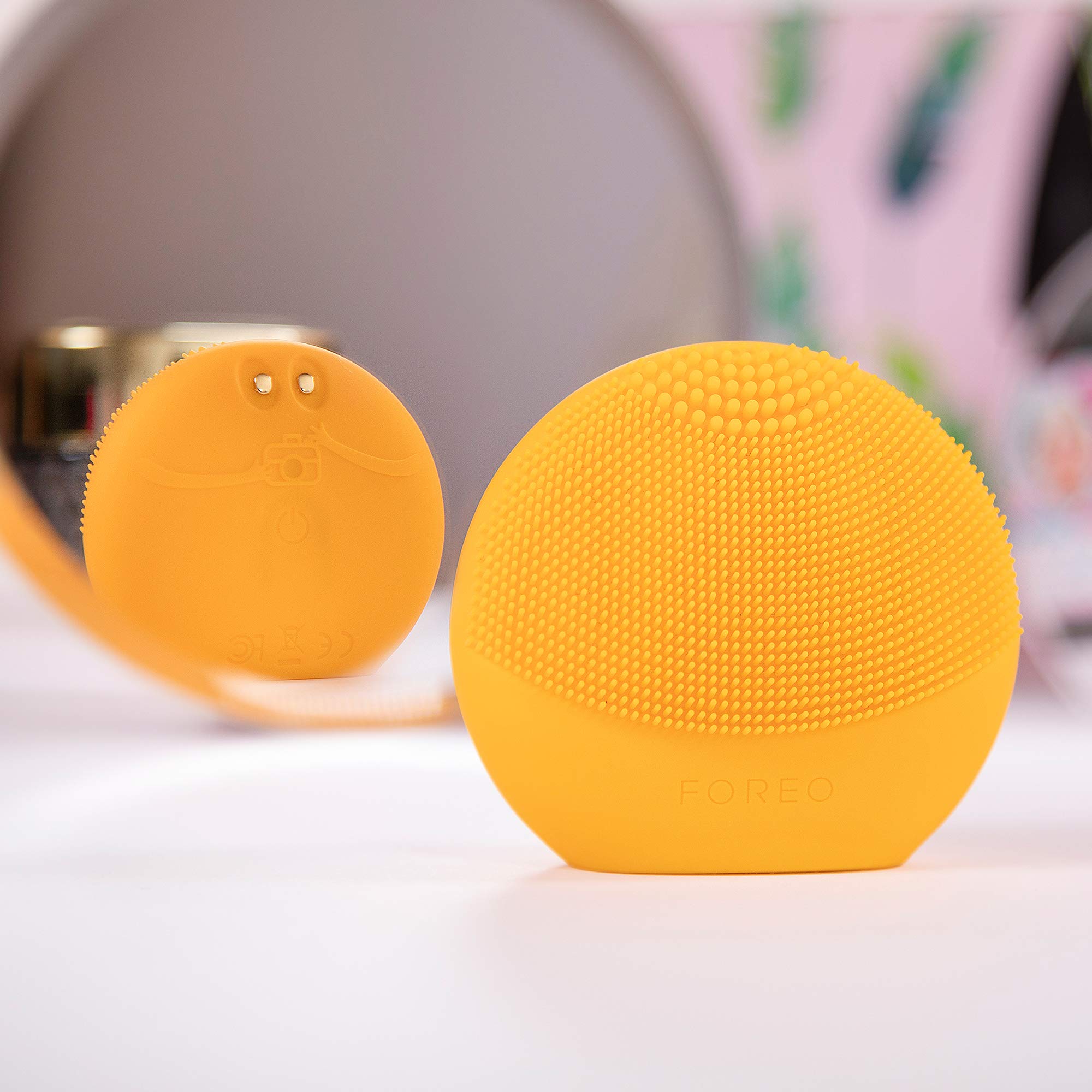 FOREO LUNA fofo Smart Facial Cleansing Brush & Skin Analyzer - Deep Pore Cleanser for Glowing Skin | Perfect for Daily Skincare Routine & Travel