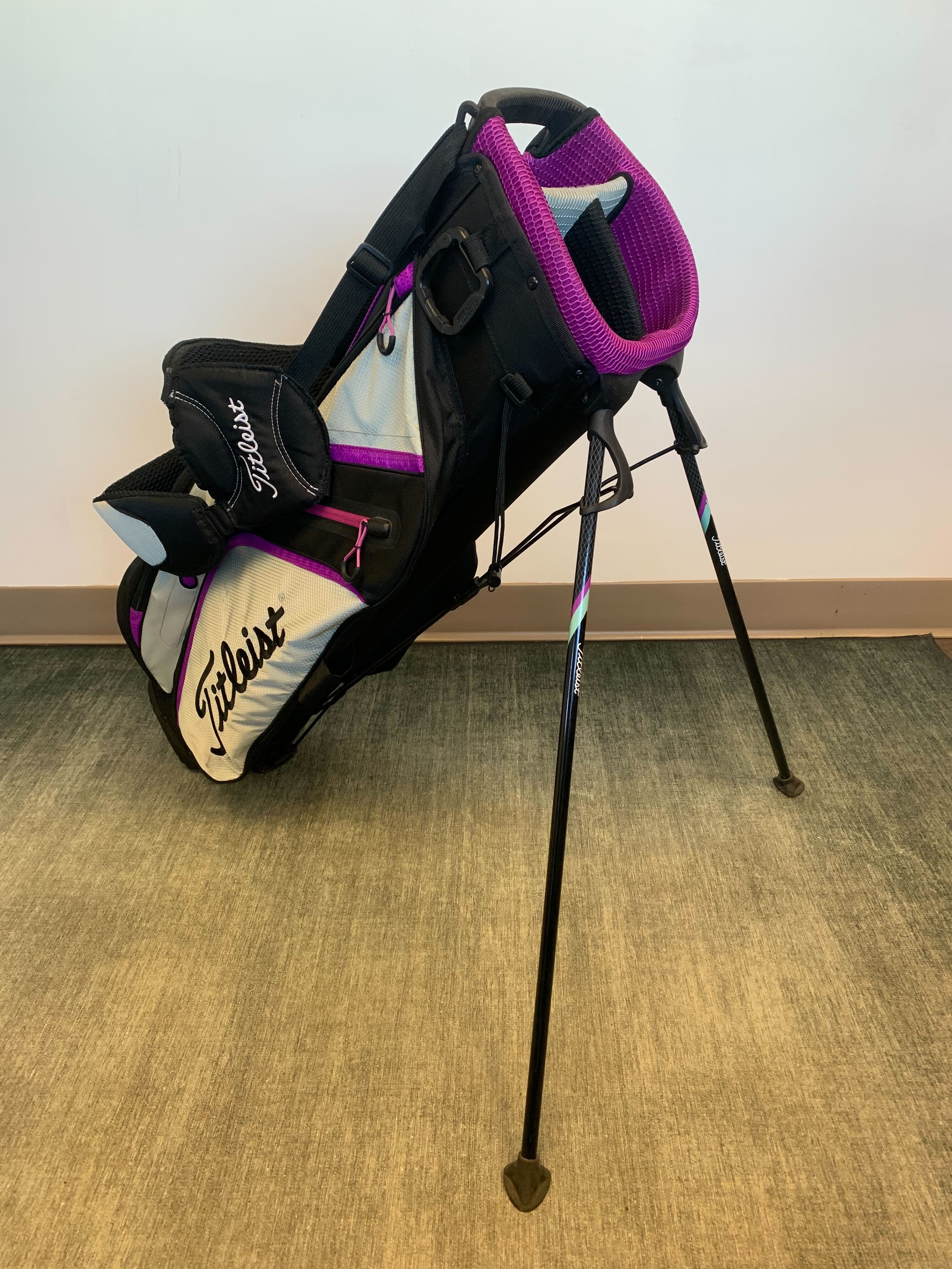 Titleist Women's Golf Stand Bag - Lightweight Black & Pink Golf Bag with 3 Dividers, Adjustable Strap & Rain Cover - Perfect for Women Golfers on the Course or Driving Range