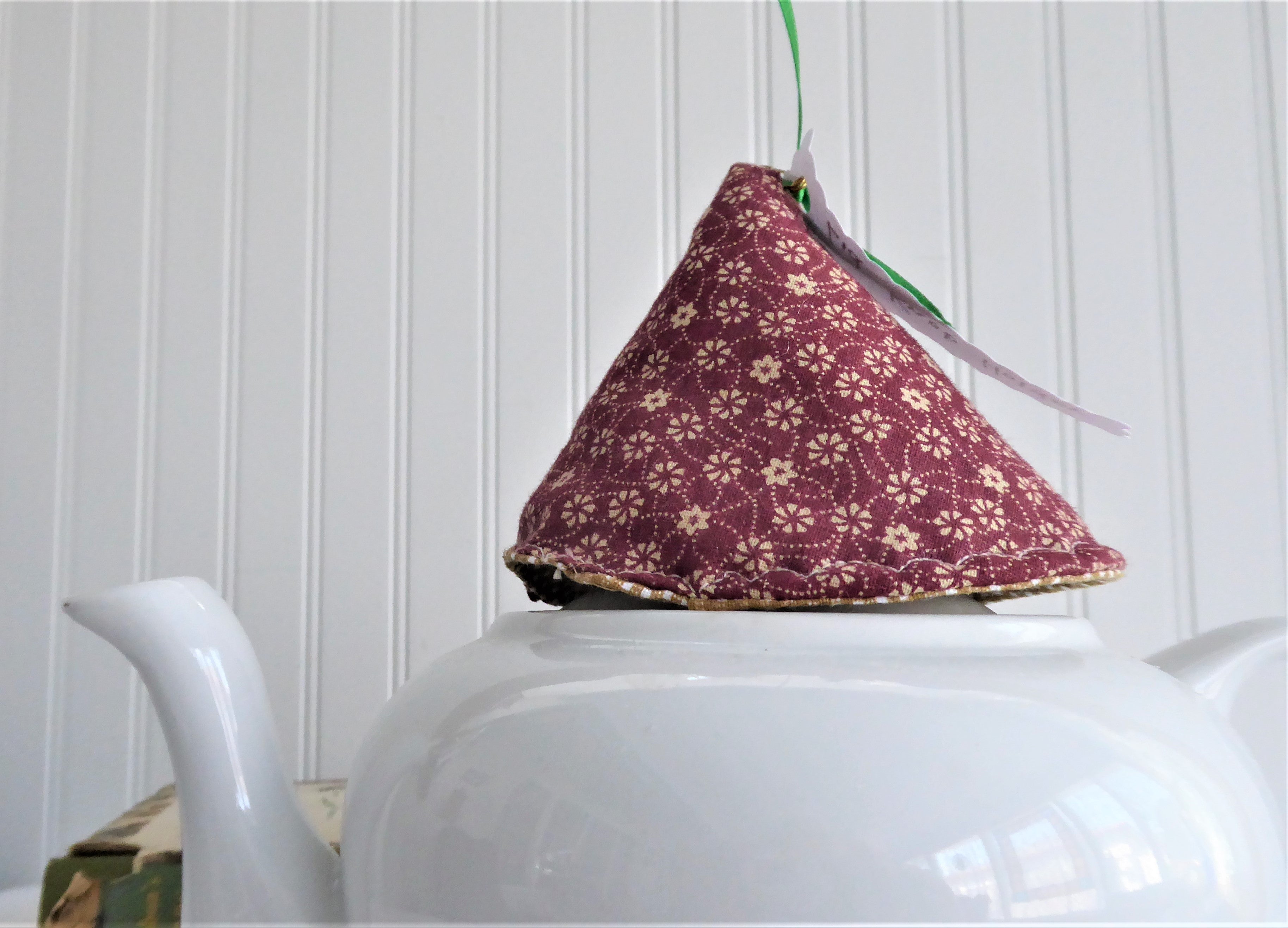 Premium Padded Knob Holder - Reddish Brown & Tan Teapot Lid Grip with Checkered Interior Design | Heat-Resistant & Secure Hold for Tea Pots, Kettles, and Kitchen Utensils | Ideal for Tea Lovers & Home Cooks