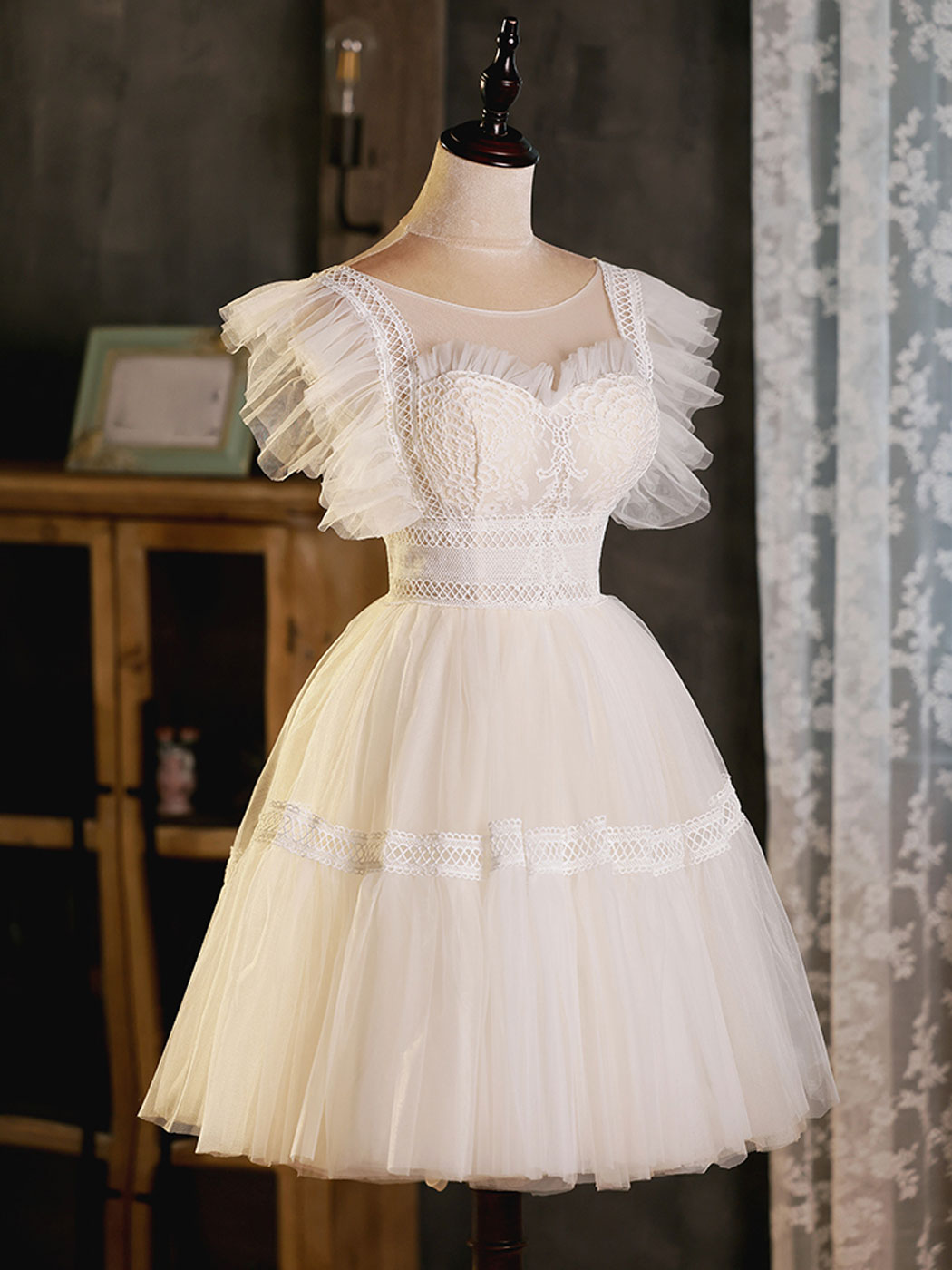 Elegant Light Champagne Round Neck Tulle Lace Short Prom Dress | Puffy Homecoming Party Gown for Teens | Perfect for School Dances, Formal Events & Special Occasions