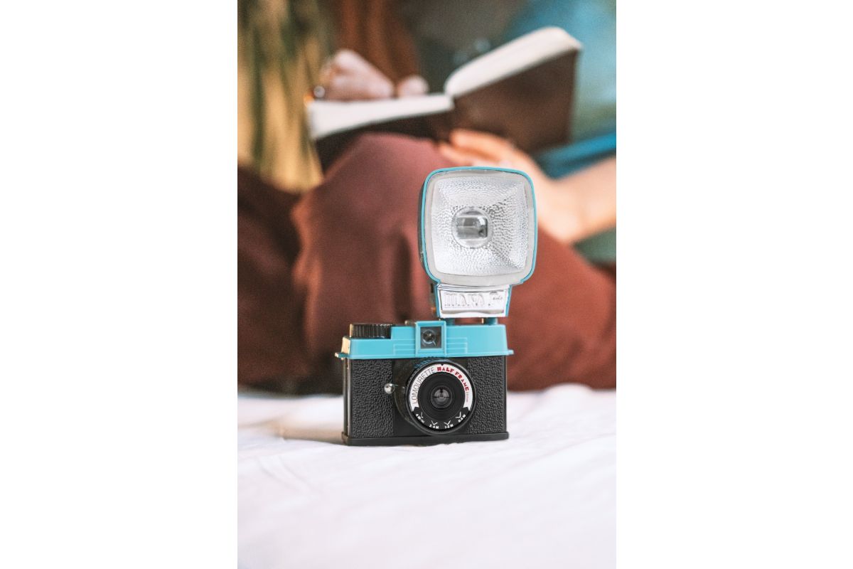 Lomography Half Frame Lomourette Camera - Vintage Style 35mm Film Camera for Creative Photography - Perfect for Travel, Street & Retro Photography