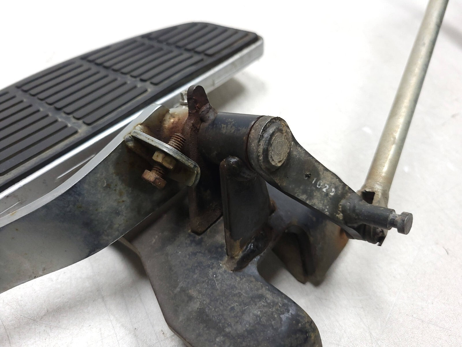 06-09 Suzuki Boulevard C50 VL800 Front Right Floorboard & Brake Pedal Link - OEM Replacement Part for Motorcycle Footrest Assembly - Perfect for Cruiser Bike Maintenance and Upgrades