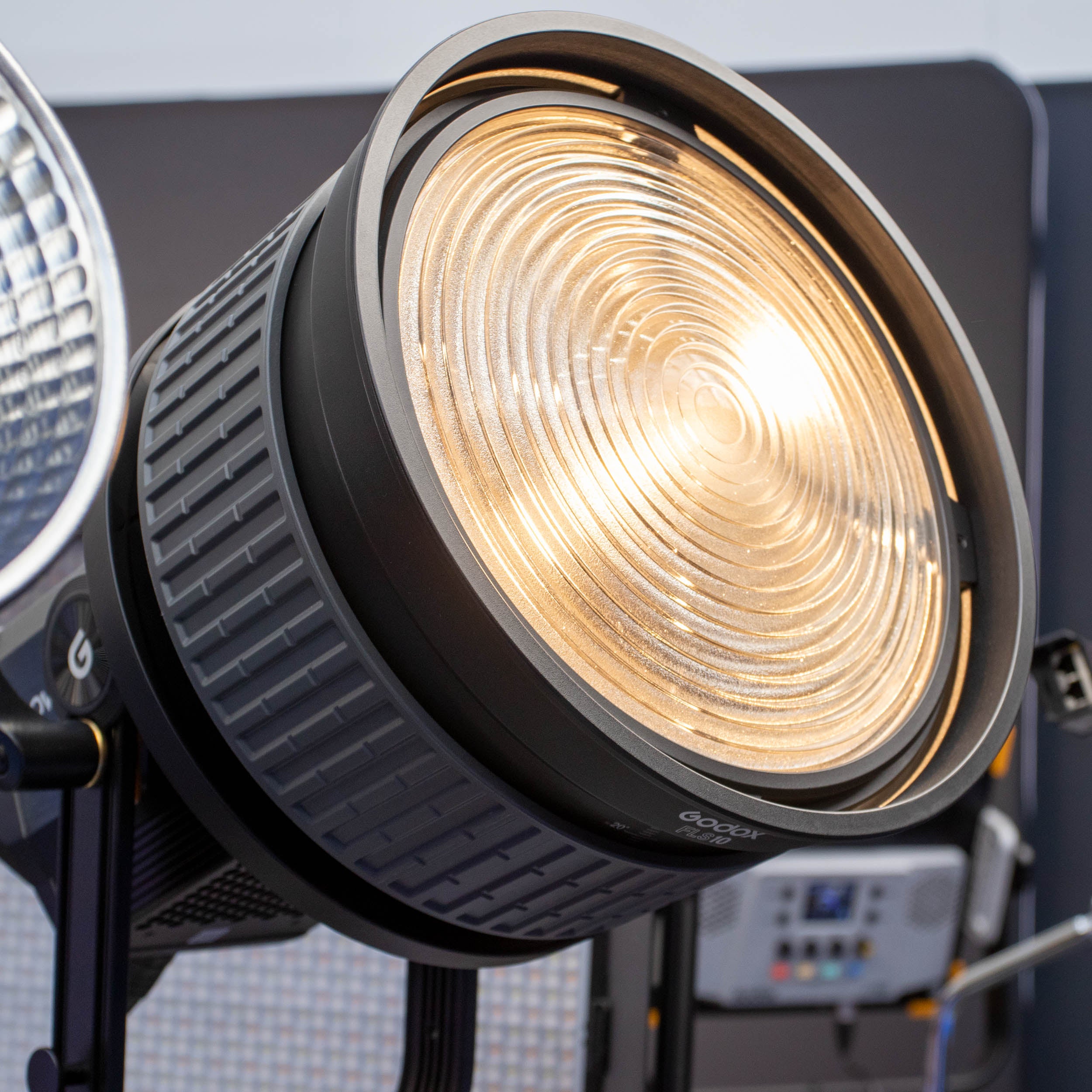 FLS10 10-Inch Fresnel Lens Focusing Adapter with Bowens Mount - Professional Spotlight Modifier for Photography, Stage Lighting & Film Production (Ideal for Studio, Theater, and Outdoor Events)