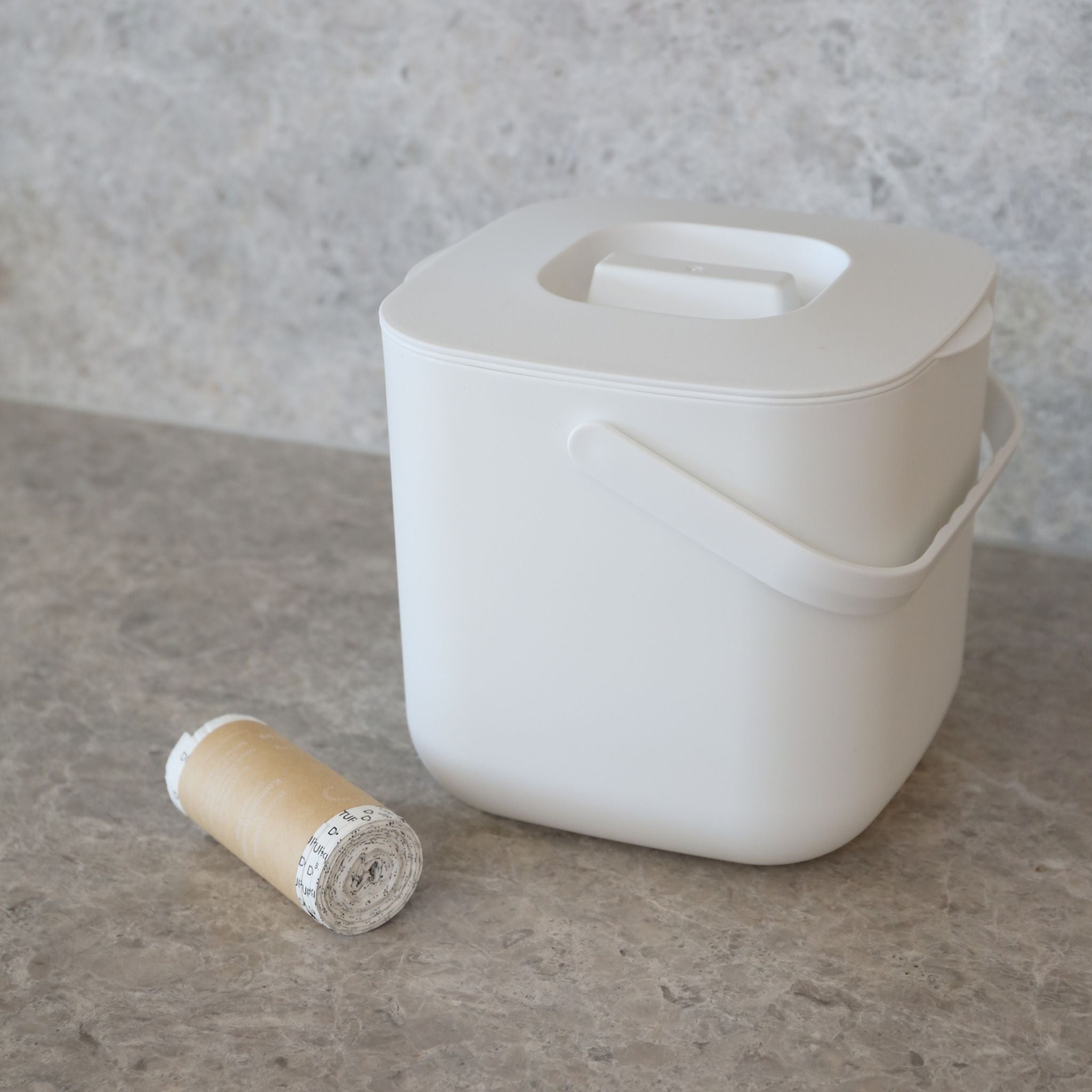 DESIGNSTUFF 7L White Compost Bin for Kitchen Countertop - Odor-Free Organic Waste Composter for Eco-Friendly Home & Garden Use