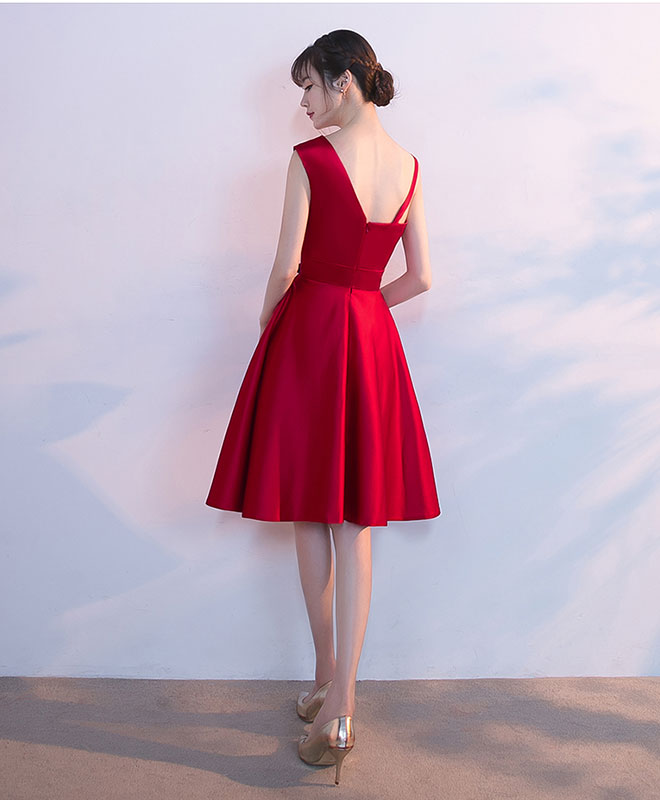 Elegant Burgundy Satin Short Prom Dress for Homecoming - Perfect for School Dances, Parties & Special Occasions