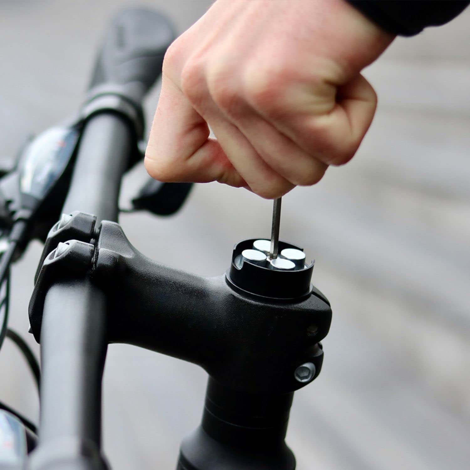 **Magnetic Bike Phone Holder - Anti-Vibration, Waterproof, 360° Adjustable for iPhone & Android - Perfect for Cycling, Commuting & Outdoor Adventures**