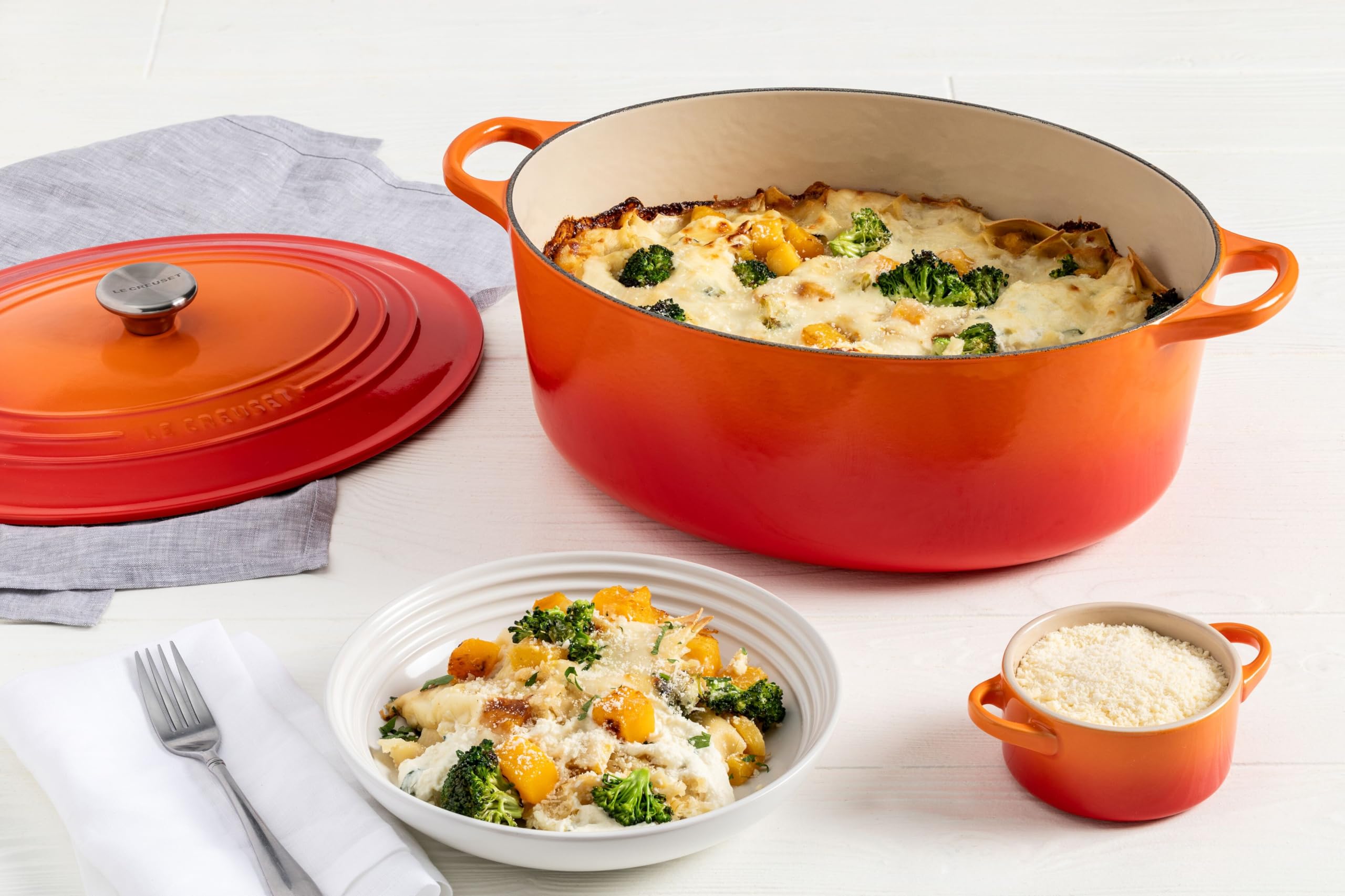 Le Creuset Enameled Cast Iron Signature Oval Dutch Oven 8 Quart - Flame Color | Premium Kitchen Cookware for Braising, Roasting & Baking | Perfect for Soups, Stews & Family Dinners