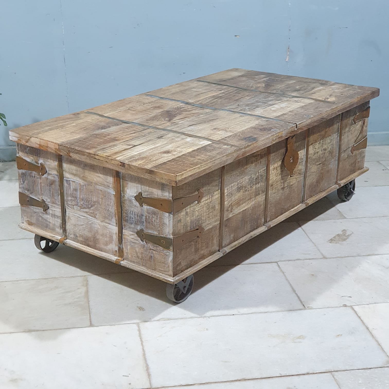 Hand Carved Solid Wood Coffee Table with Wheels - Whitewashed Chest Design 150x80x55cm - Modern Farmhouse Living Room Furniture for Small Spaces & Home Decor