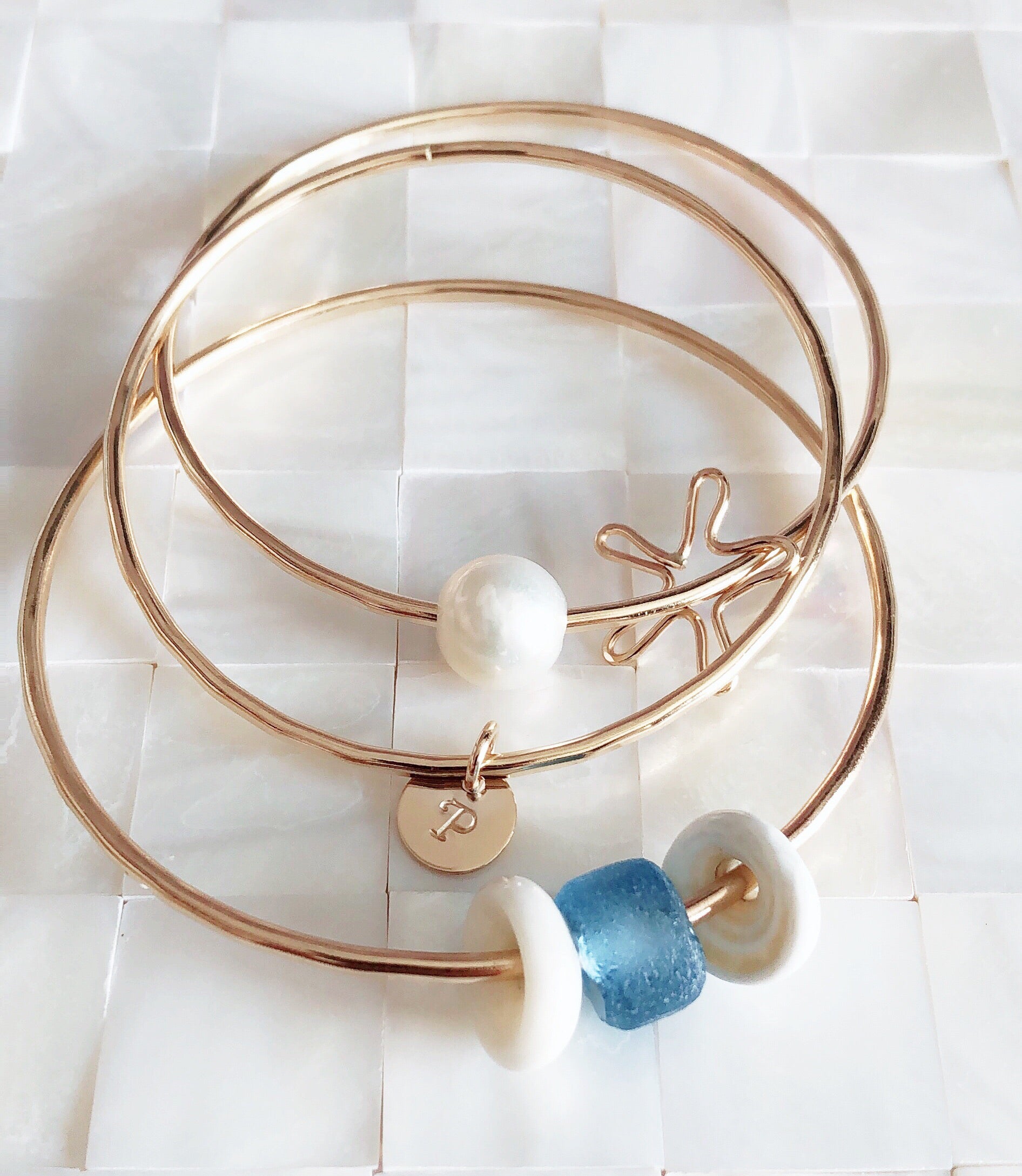 Bangle Kami White Puka Shell Bracelet (B205) - Stylish Beach Jewelry for Women, Summer Boho Accessories, Perfect for Vacations & Festivals
