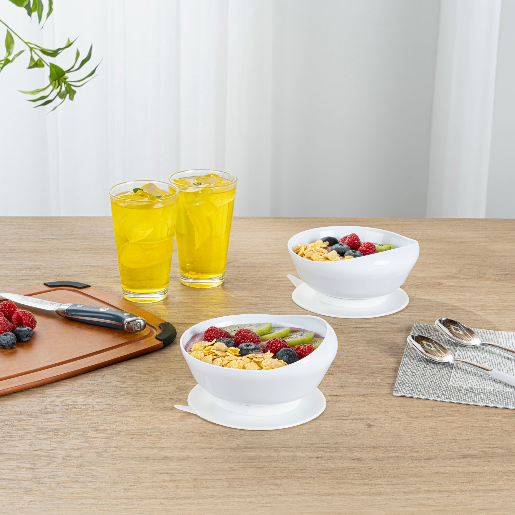 **Adapt Tek 19 oz Round White Plastic Scoop Bowl – Spill-Proof with Suction Base, 5.75