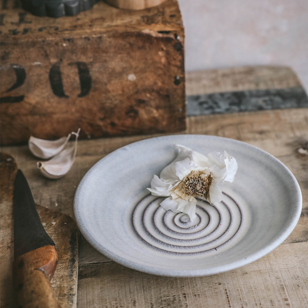 Premium Ceramic Garlic Plate - Durable & Stylish Garlic Keeper for Kitchen - Perfect for Storing Fresh Garlic, Onions & Herbs - Ideal for Home, Restaurant & Culinary Use