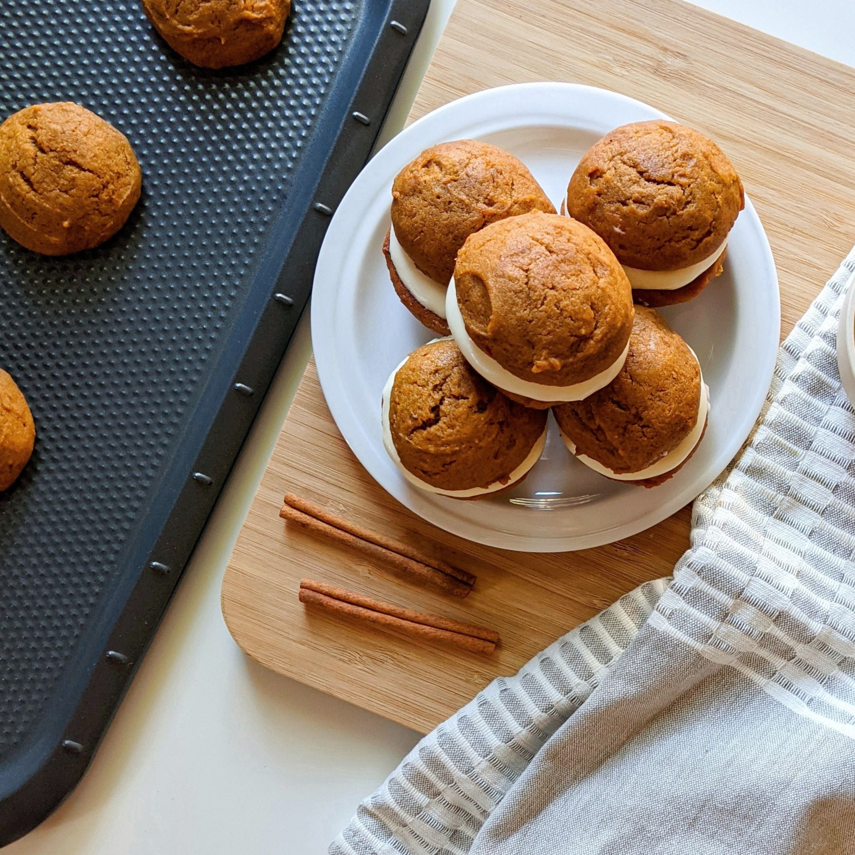 BergHOFF GEM Non-Stick 3-Piece Bakeware Set - Small Cookie Sheet, Cupcake Pan & Pie Pan for Baking Cookies, Muffins & Pies | Perfect for Home Baking & Holiday Cooking