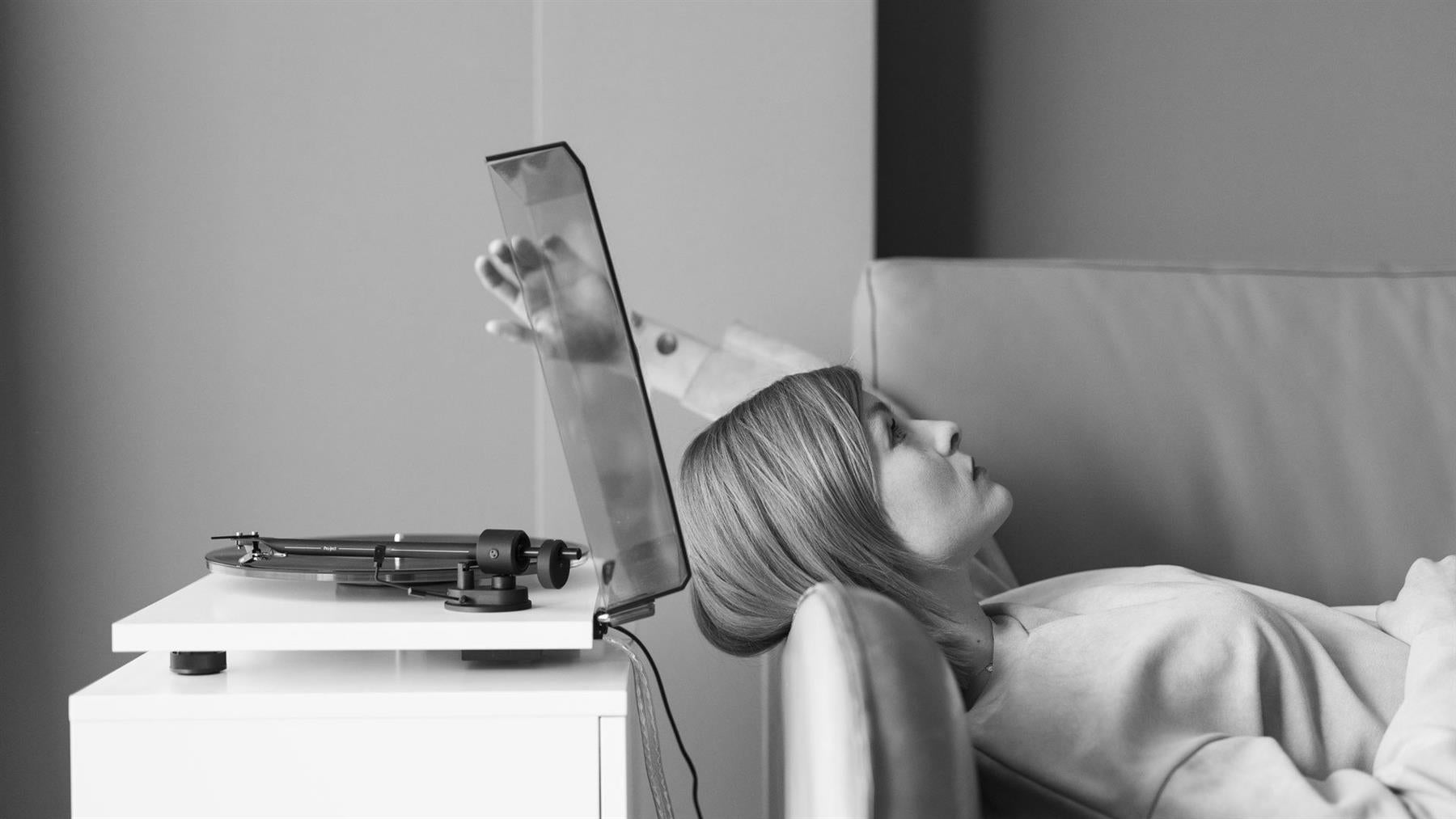 Pro-Ject T1 BT Wireless Bluetooth Turntable with Ortofon OM5e Cartridge - Hi-Fi Vinyl Record Player for Home Audio & Wireless Streaming | Perfect for Living Room, Bedroom & Music Enthusiasts