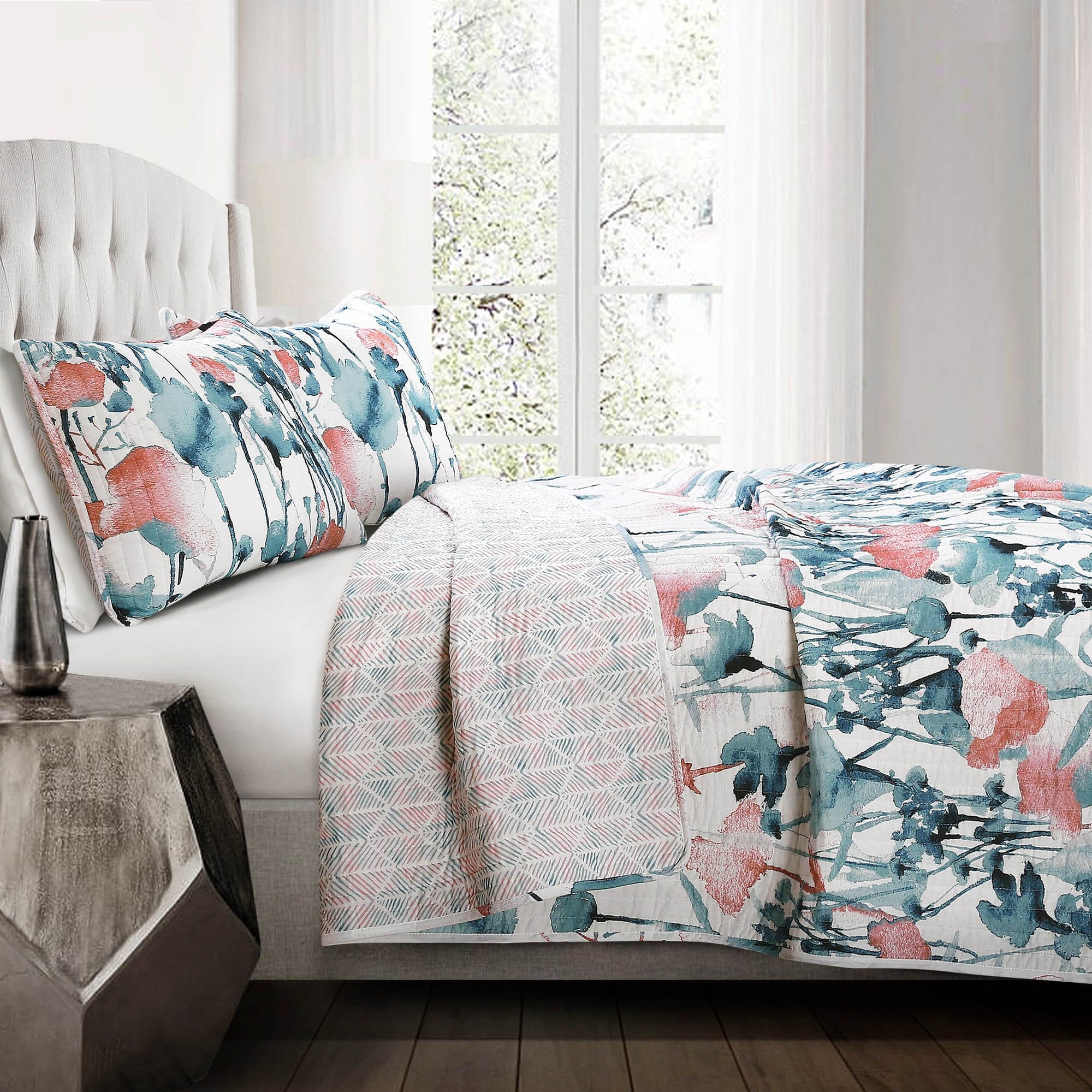 Zuri Flora Quilt 3 Piece Bedding Set - Soft Floral Pattern Comforter, Pillow Shams & Bed Skirt - Perfect for Master Bedroom, Guest Room & Cozy Home Decor