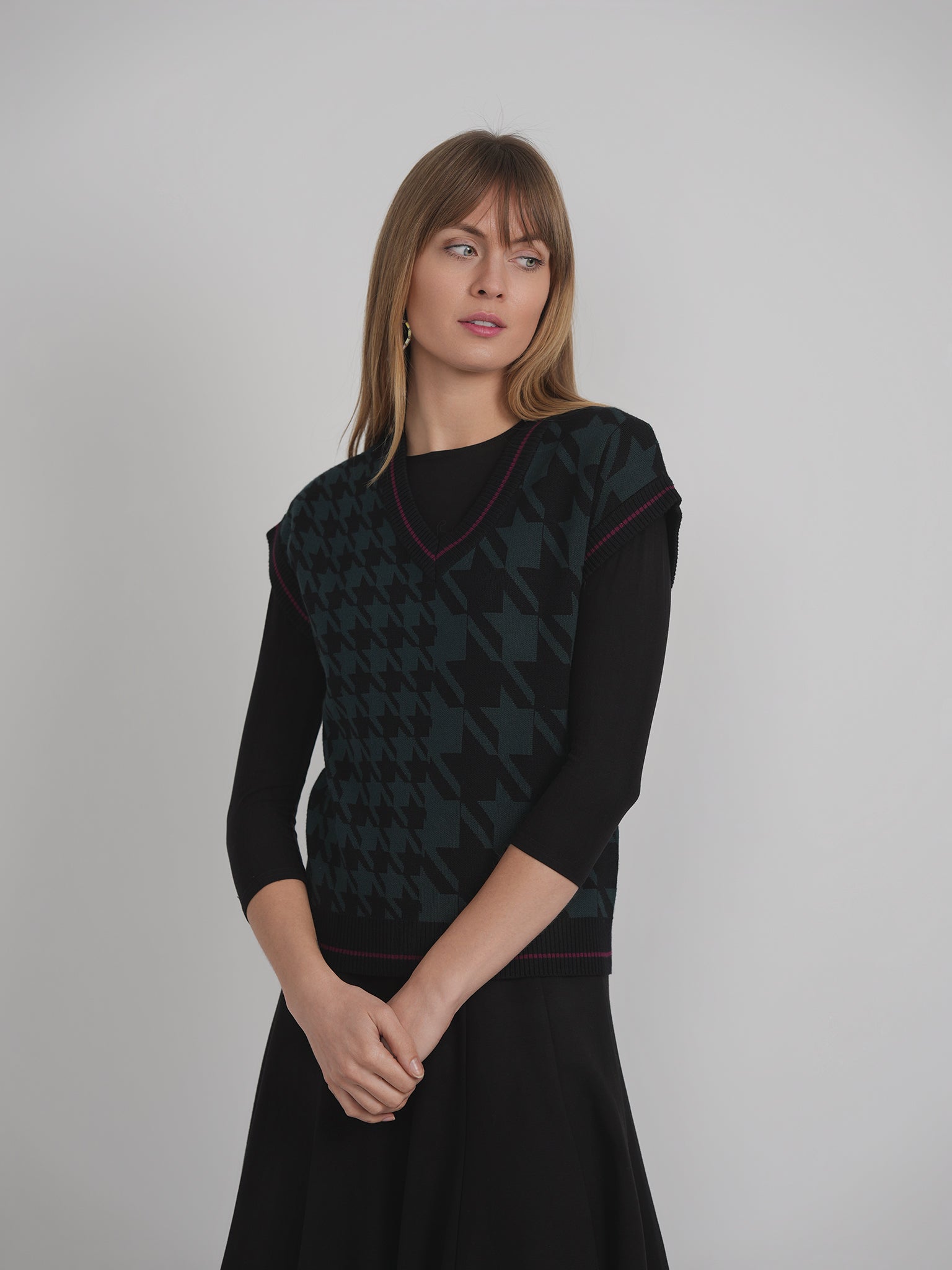 Stylish Houndstooth Knit Vest for Women - Contrast Pattern Fashion Top - Perfect for Layering in Fall & Winter Outfits