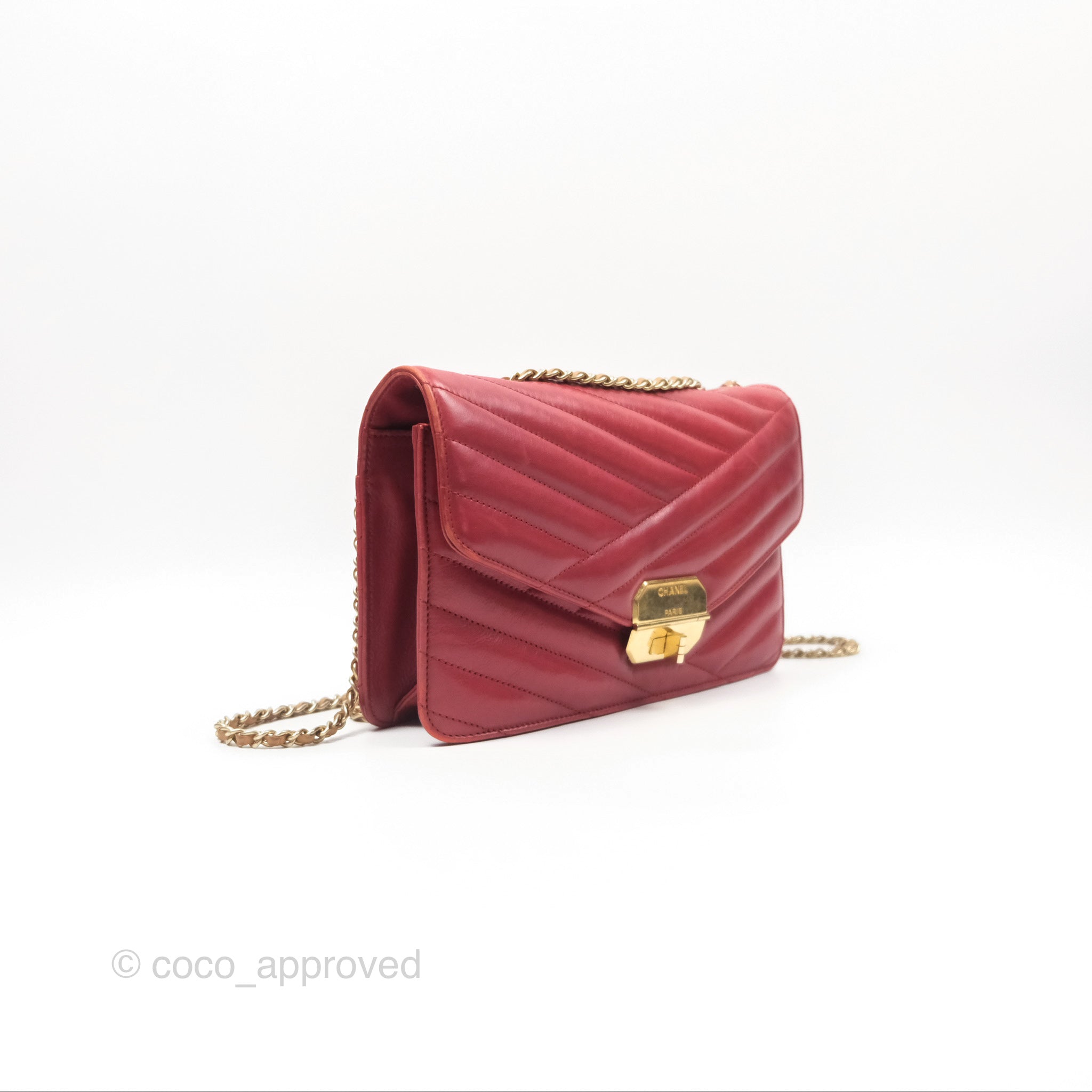 Chanel Chevron Shoulder Bag in Red Calfskin Leather with Aged Gold Hardware - Luxury Crossbody Purse for Women, Perfect for Parties, Date Nights & Special Occasions