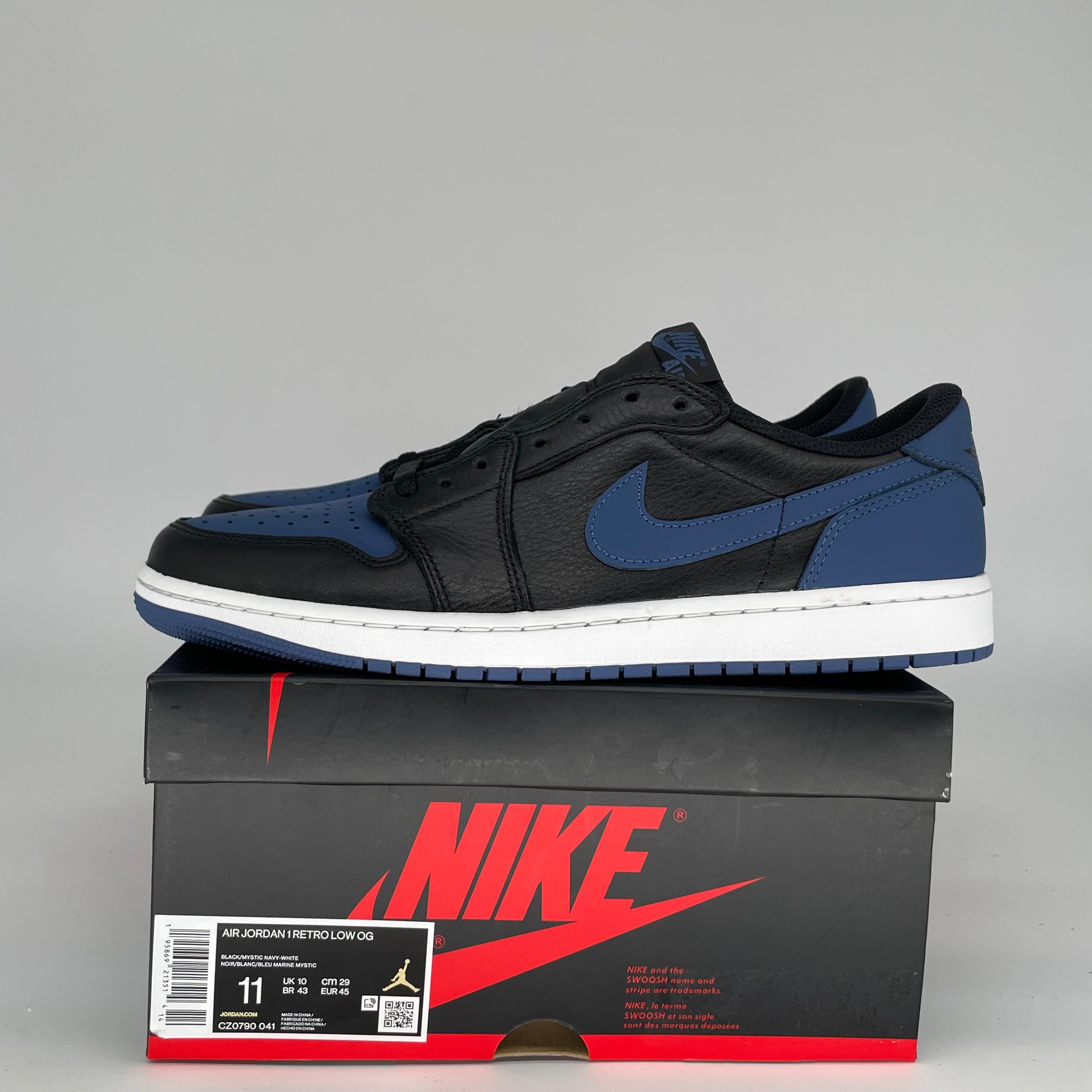Original Title: AIR JORDAN 1 LOW MYSTIC NAVY SIZE 11 CZ0790 041   Optimized Title: **Air Jordan 1 Low Mystic Navy Men's Sneakers - Size 11 (CZ0790-041) - Casual & Streetwear Shoes for Everyday Comfort**