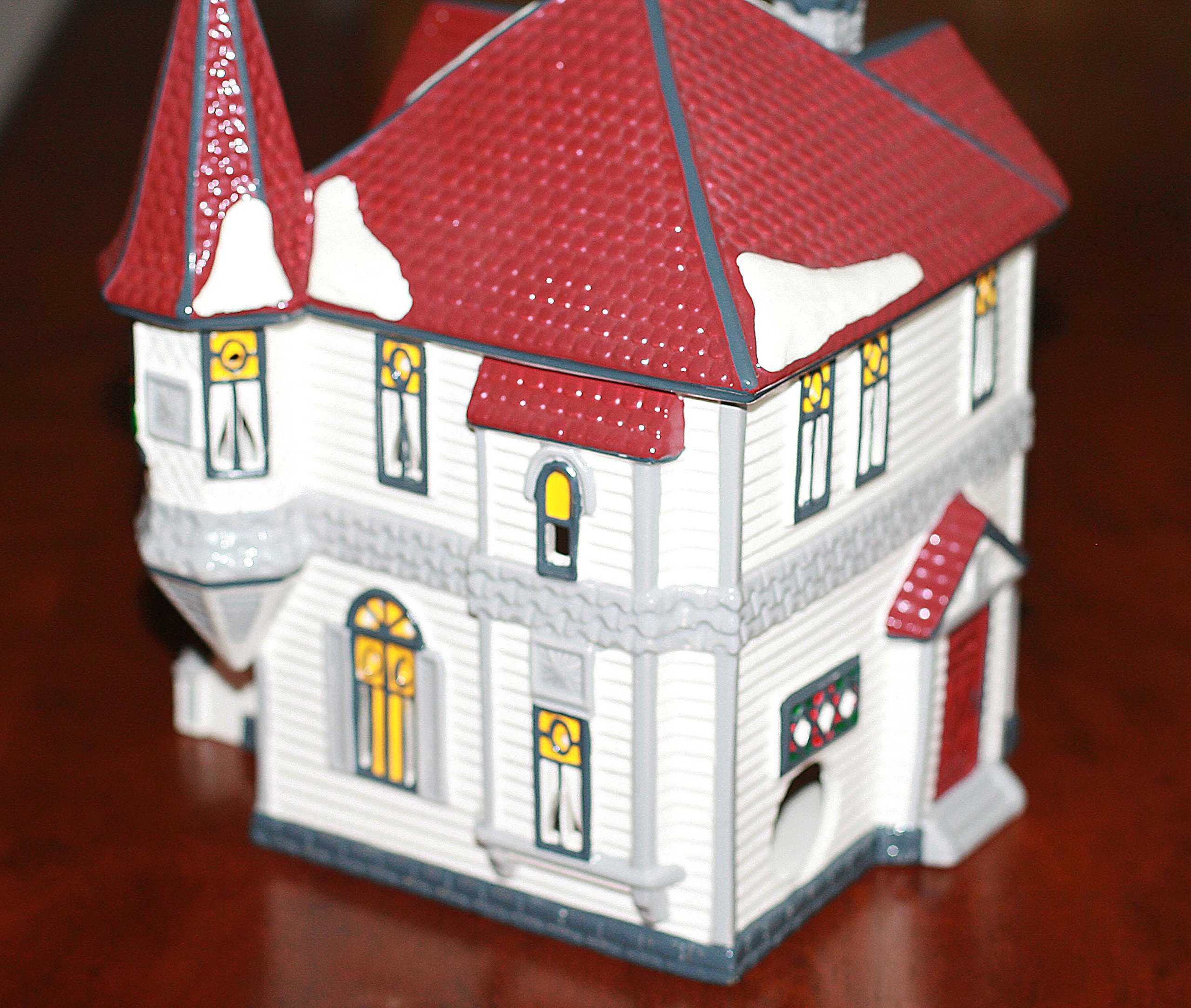 Dept 56 The Original Snow Village Queen Anne Victorian Collectible Christmas House - Perfect for Holiday Decor, Village Displays & Gift Giving