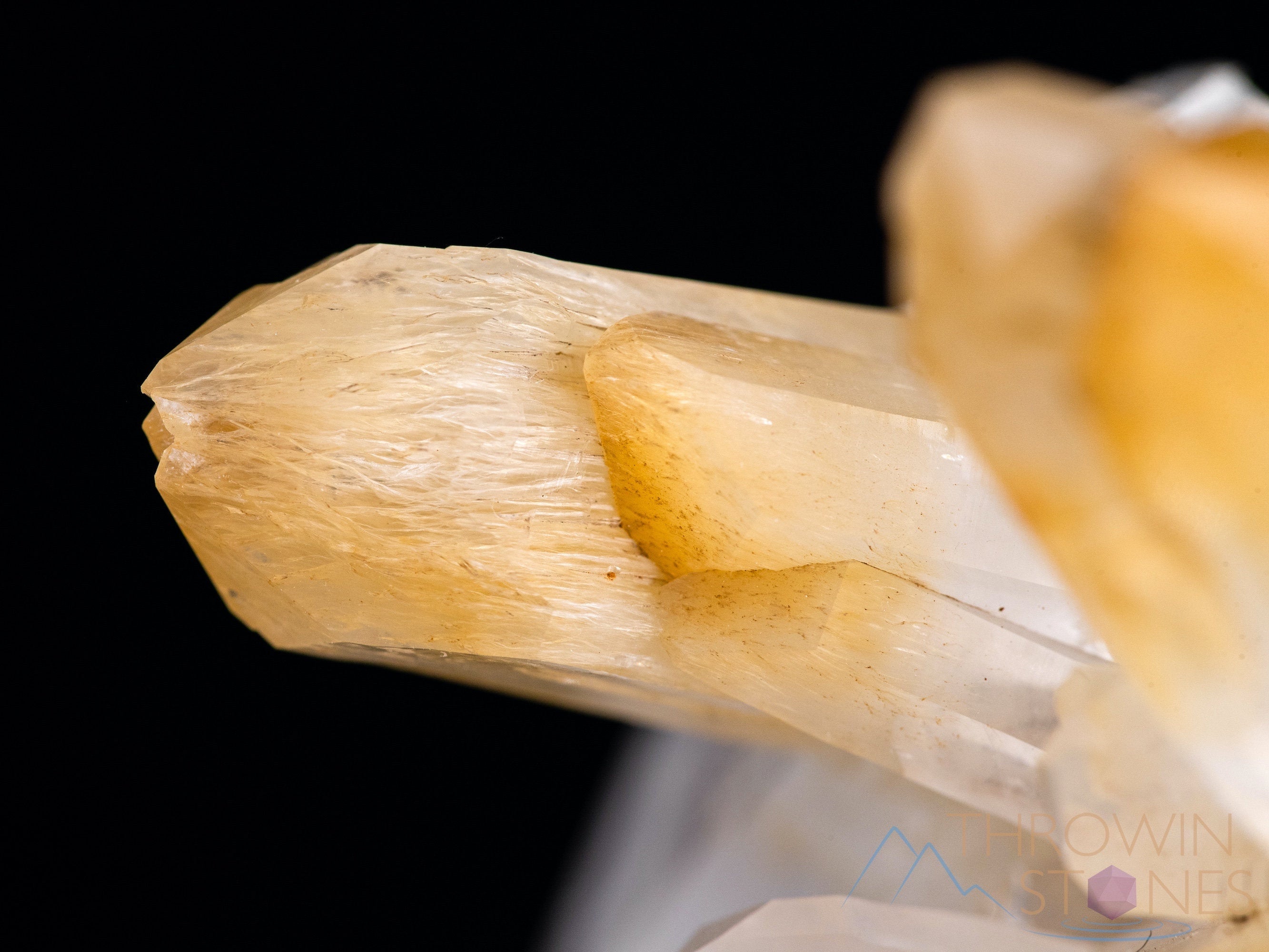 Natural QUARTZ Mango Raw Crystal Cluster - Healing Stone for Home Decor, Spiritual Gifts & Feng Shui | Perfect for Meditation, Office Desk Display & Housewarming Presents (39221)