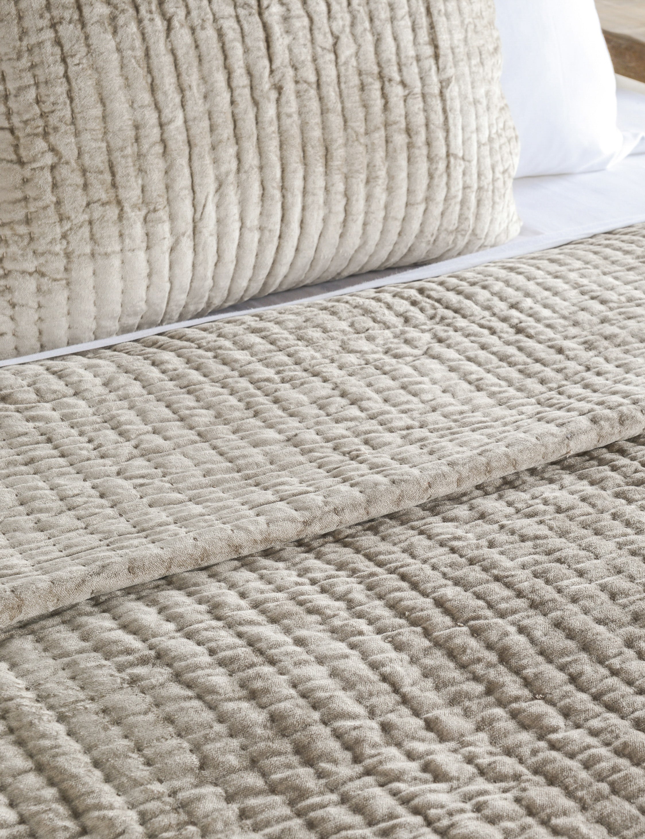 Giulia Quilt Set by Classic Home - Luxury Bedding for Master Bedroom & Guest Room - Soft & Breathable Comfort for All Seasons