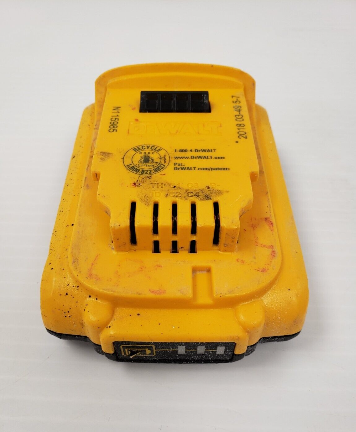 DEWALT DCB203 20V MAX Lithium-Ion Battery Pack (2.0Ah) - Compatible with DEWALT 20V Tools - Power Drills, Saws, Lights & More - Ideal for Construction, DIY Projects & Home Improvement
