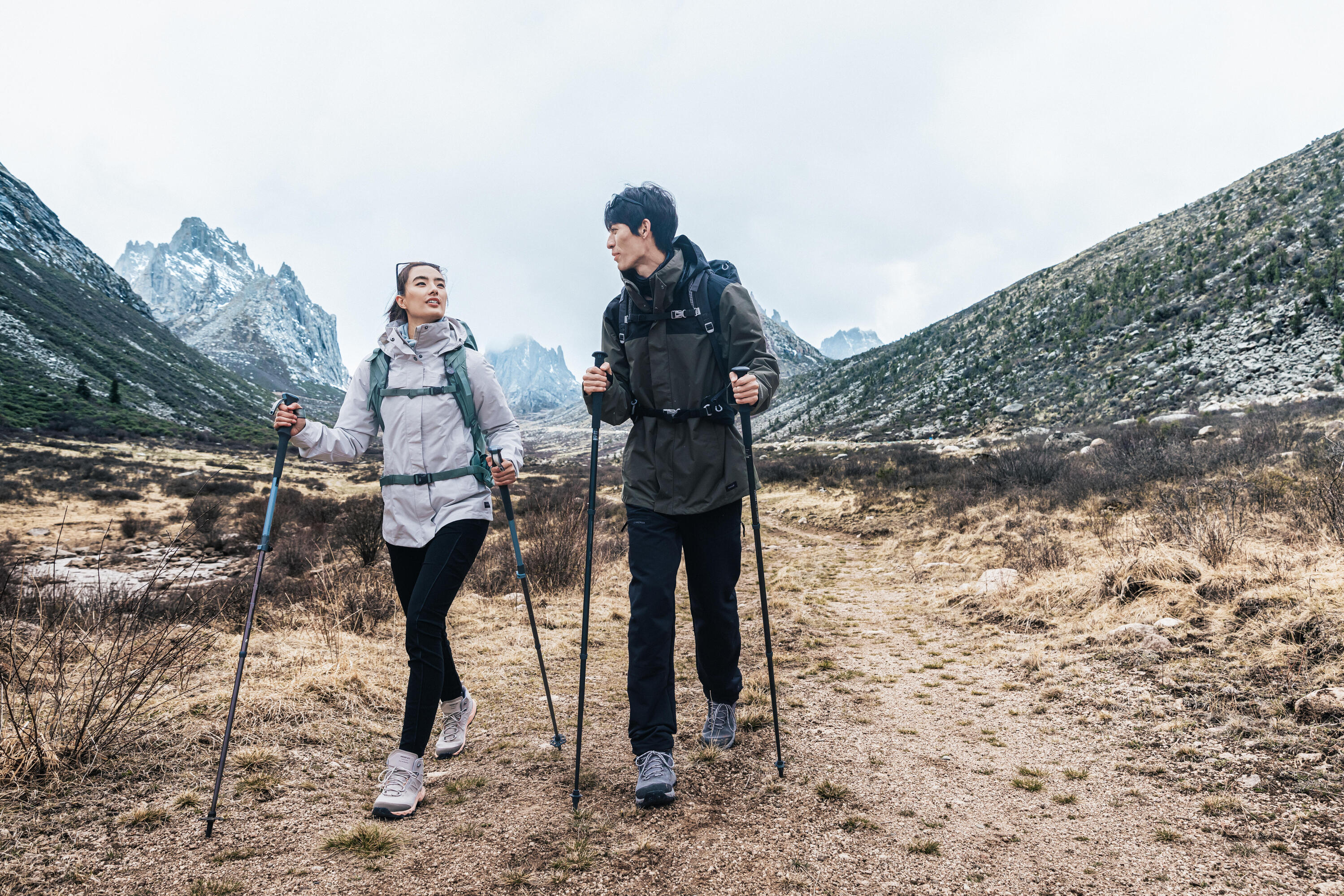 Forclaz MT100 Comfort Hiking Pole - Lightweight Adjustable Trekking Pole for Men & Women - Perfect for Mountain Climbing, Backpacking & Outdoor Adventures