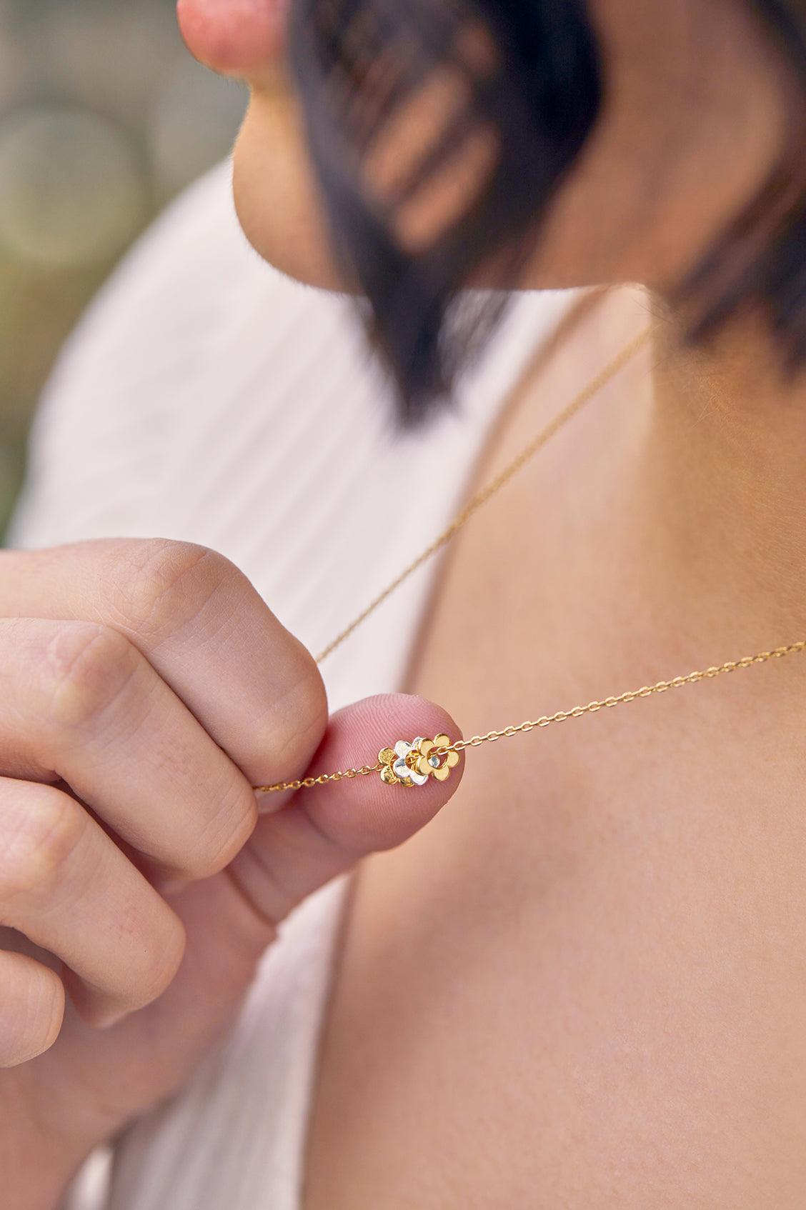 Elegant Trio Flower Necklace for Women - Dainty Floral Pendant Jewelry Gift for Her - Perfect for Weddings, Date Nights & Special Occasions
