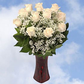 GlobalRose 18 Fresh Cut Red Roses Valentine's Day Bouquet with Glass Vase - Anniversary, Wedding, Birthday Flowers - Same Day Delivery for Romantic Gifts & Home Decor