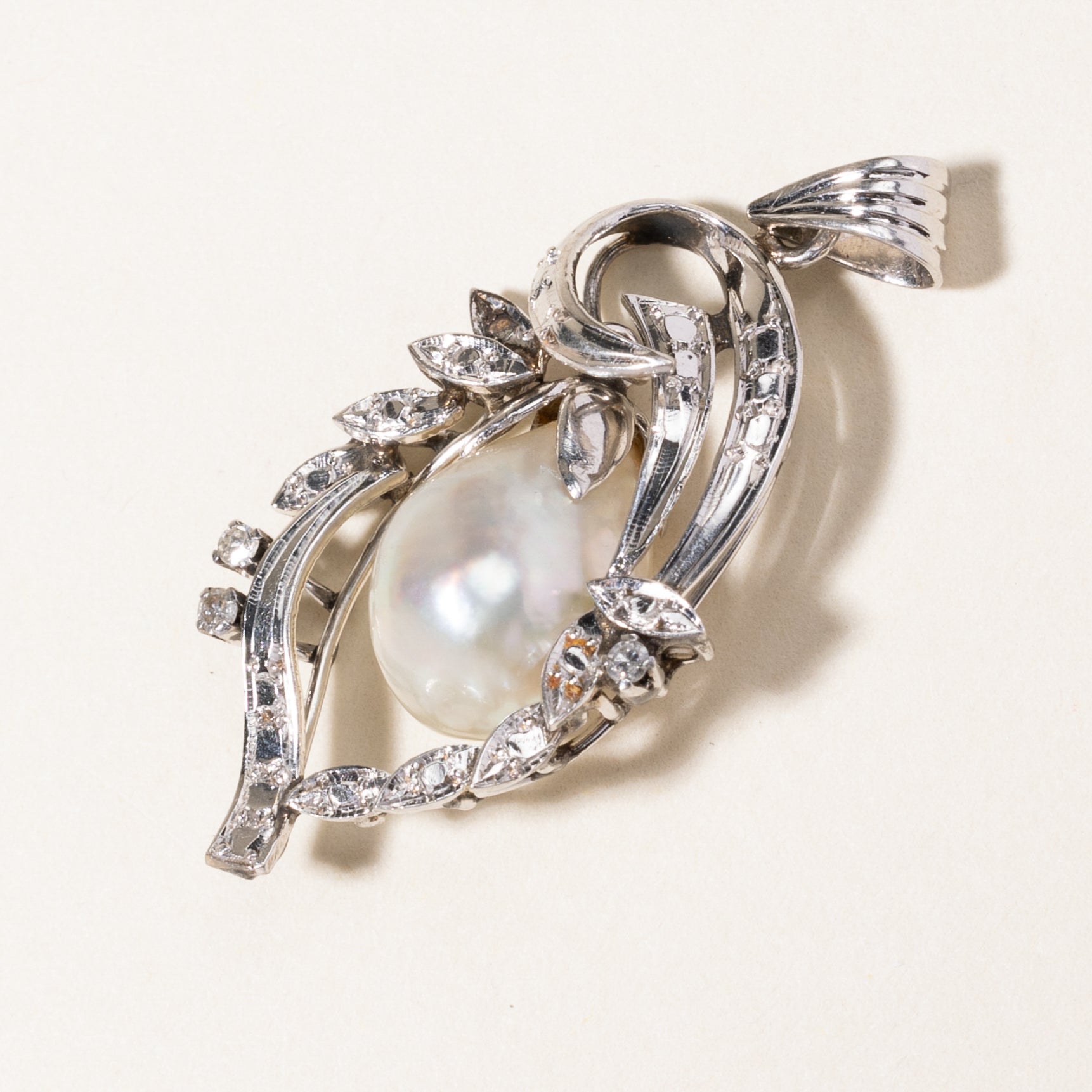 Exquisite White Gold Pearl & Diamond Pendant Necklace - 12.4mmx9.2mm, 0.05ctw | Elegant Jewelry Gift for Women | Perfect for Weddings, Anniversaries & Special Occasions