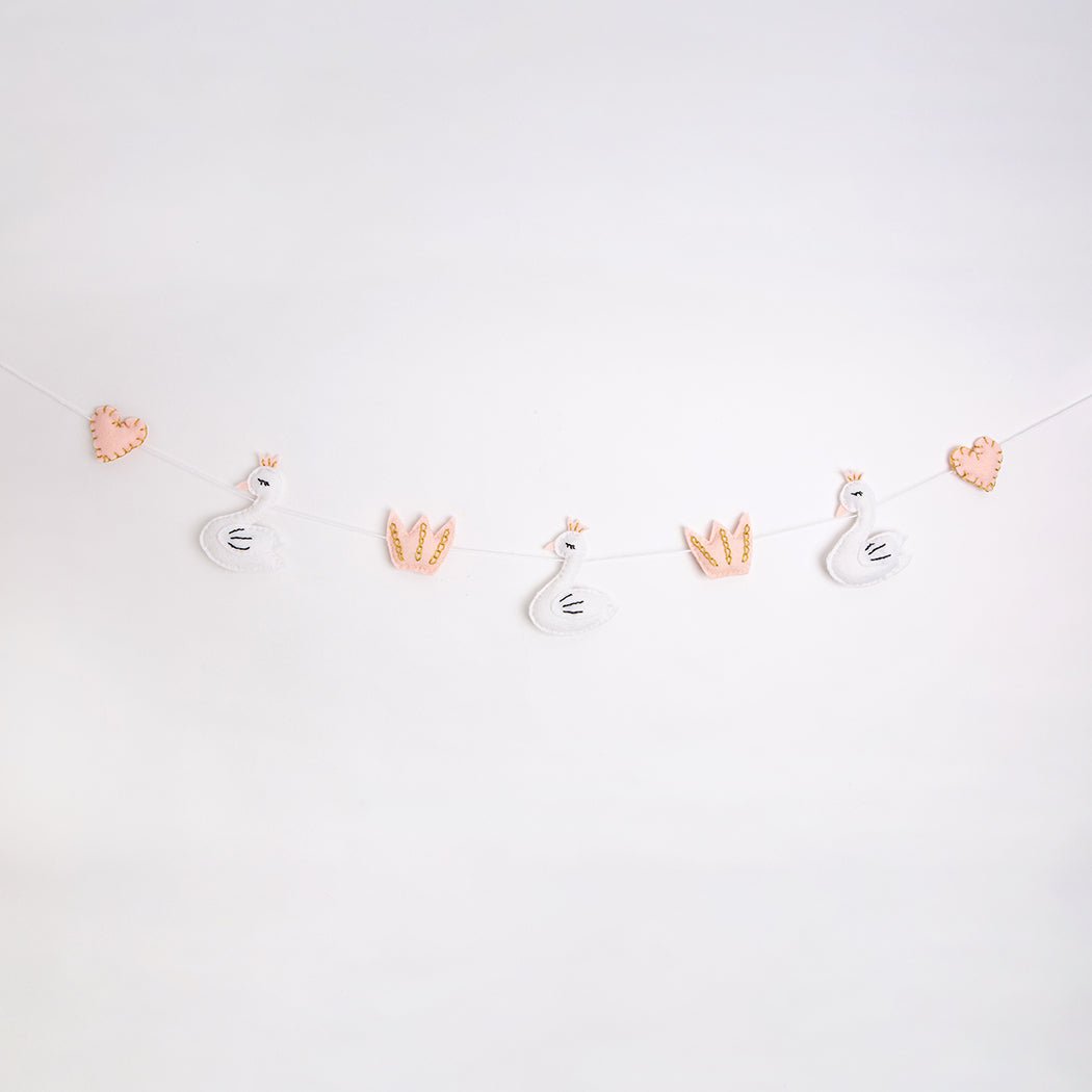 DIY Swan Garland Felt Craft Kit - Handmade Home Decor for Christmas, Baby Shower & Nursery - Perfect for Holiday Parties, Wall Decor and Gift Making