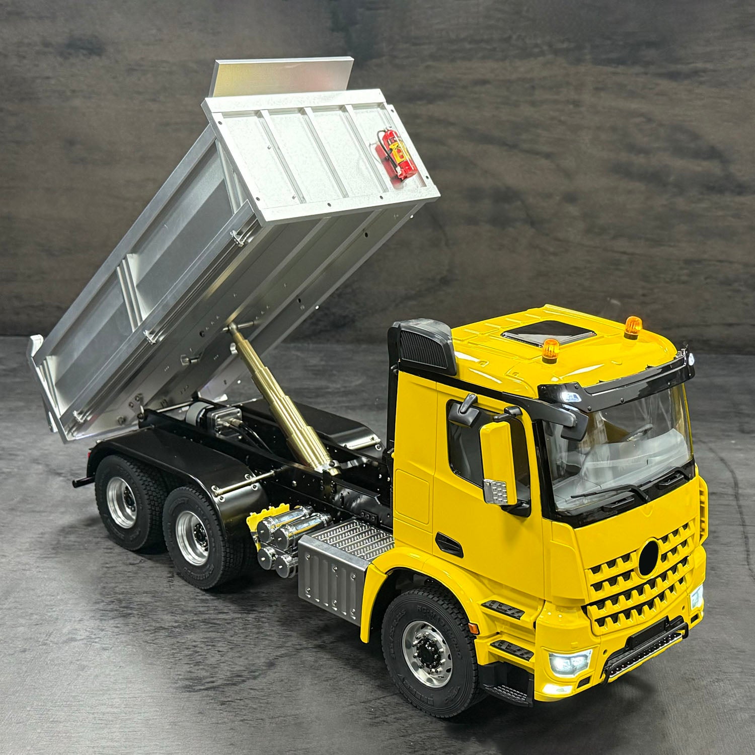 1/14 Scale RC Hydraulic Dumper Truck - 2 Speed Remote Control Tipper Car with Metal Chassis, Light & Sound Effects, No Lock Differential (3348 Model) - Perfect for Construction Site Play, Off-Road Racing and Collector's Display