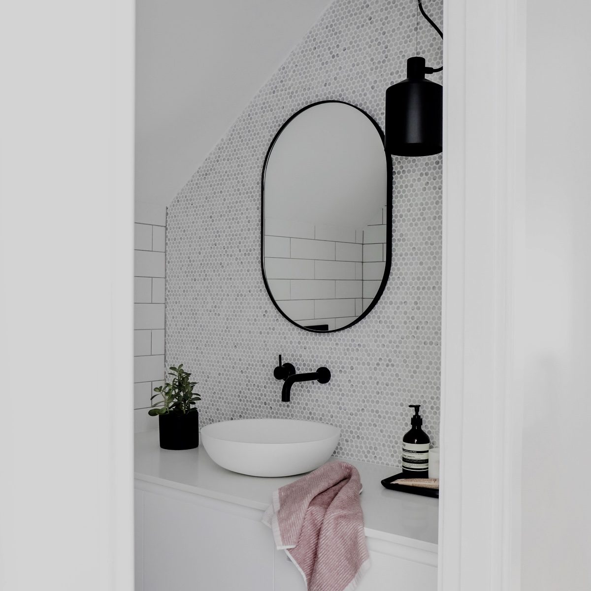 Bjorn Oval Mirror - Black, 50×75cm (20×30 Inches) - Modern Wall Decor for Living Room, Bedroom & Entryway
