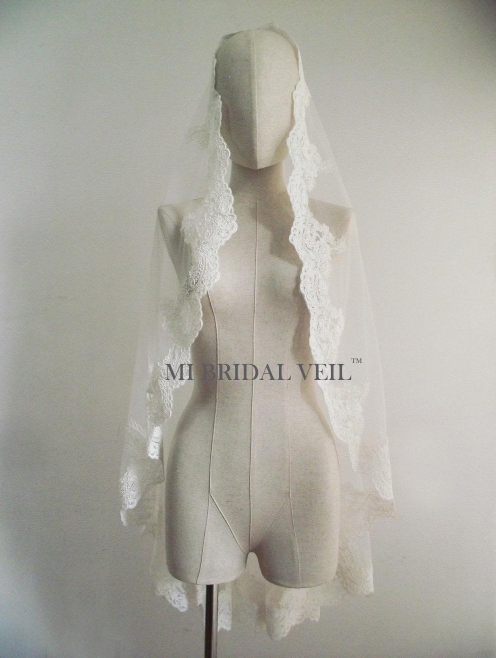 Elegant Mantilla Lace Veil with Rose Design - Fingertip Length Bridal Wedding Veil for Church Ceremony & Romantic Photos