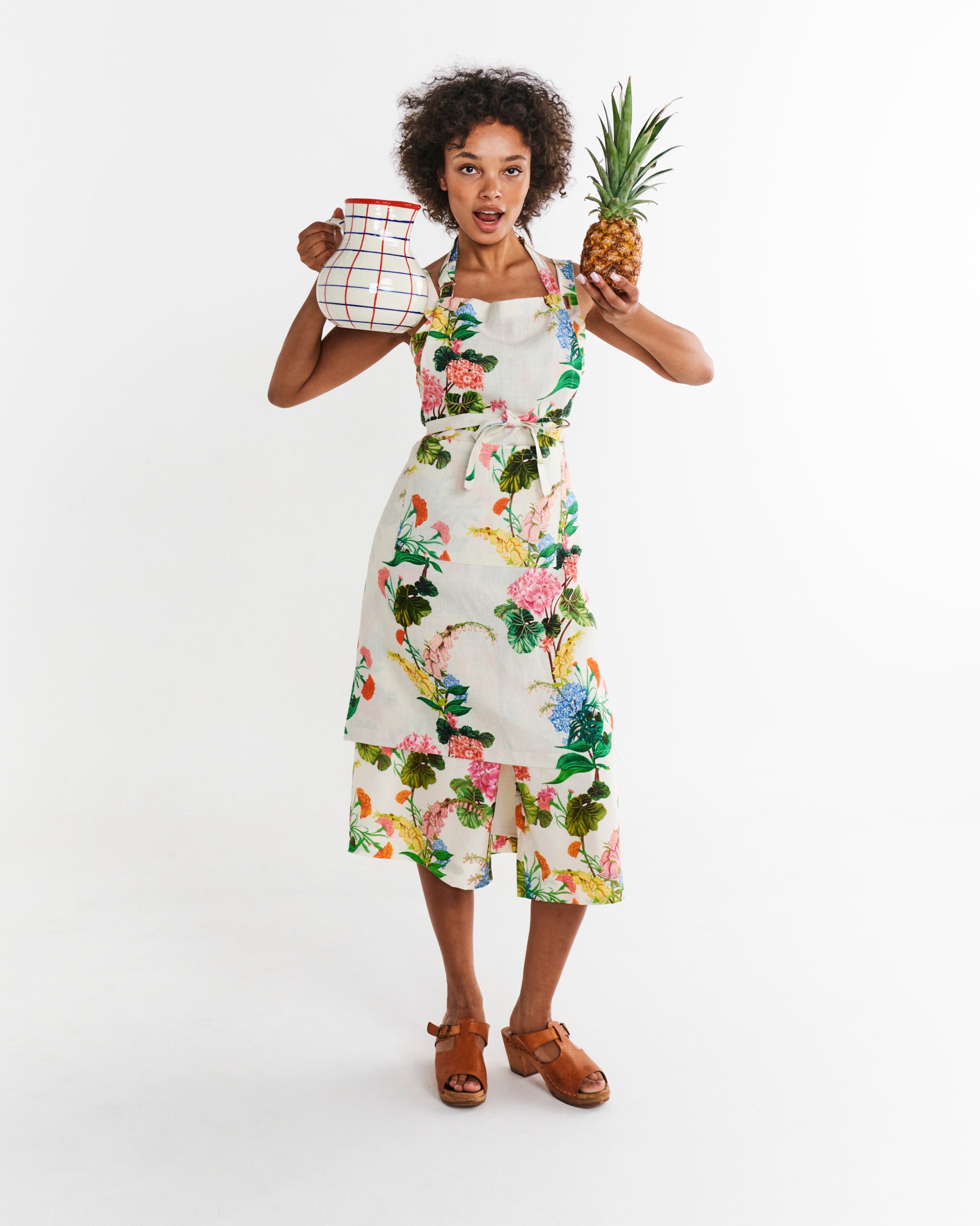 Stylish Linen Apron for Women - Elegant Bouquet Design - Perfect for Cooking, Baking, Gardening & Home Decor