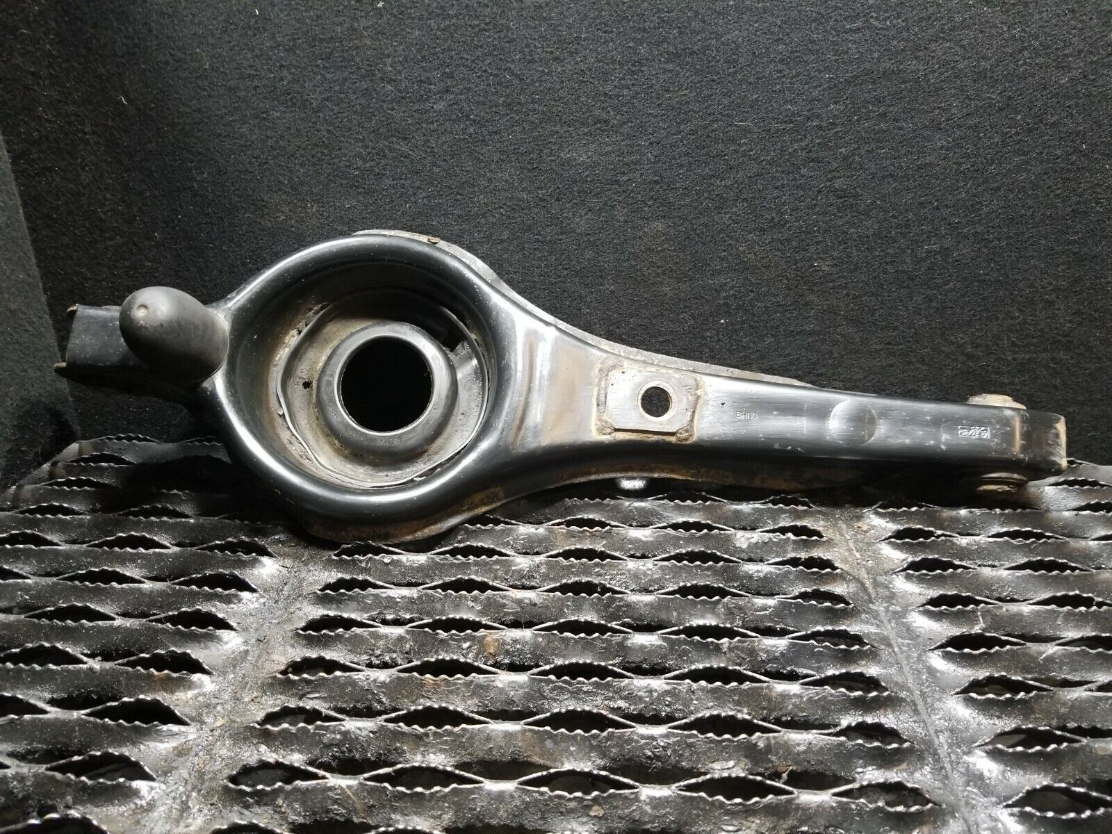 05-07 Volvo S40 2.4L Rear Lower Control Arm Left Driver Side Replacement Part - OEM Quality Suspension Component for Smooth Driving & Vehicle Stability