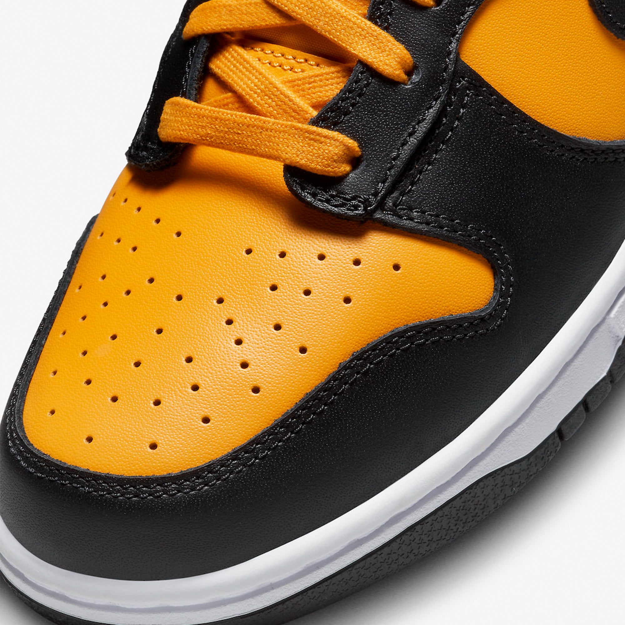Nike Dunk High 'University Gold and Black' Sneakers (2022 Release) - Retro Basketball Shoes for Men, Streetwear Fashion & Casual Wear