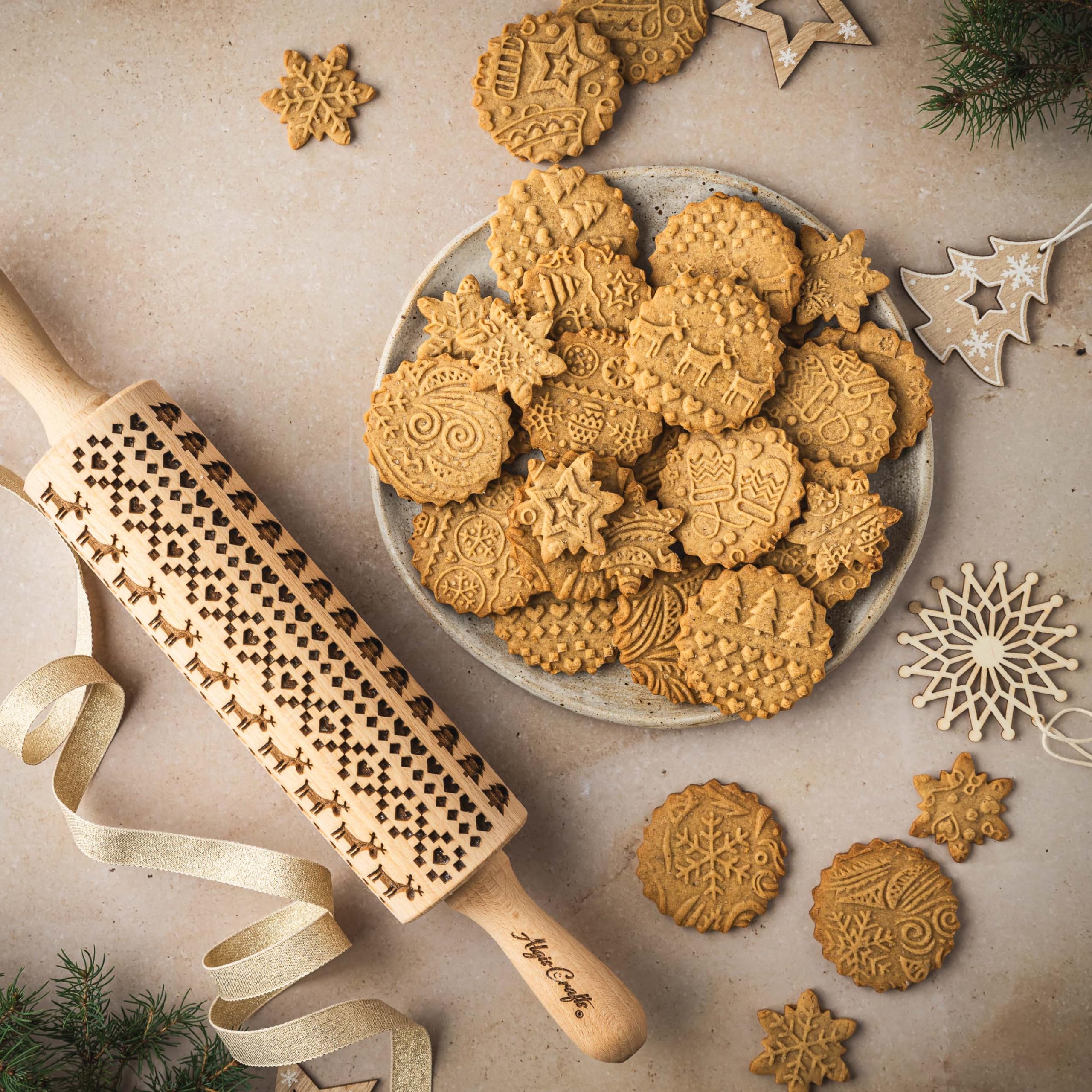 Scandinavian Christmas Embossing Rolling Pin - Christmas Tree, Deer & Heart Design for Gingerbread Cookies - Perfect for Holiday Baking & DIY Cookie Decorating