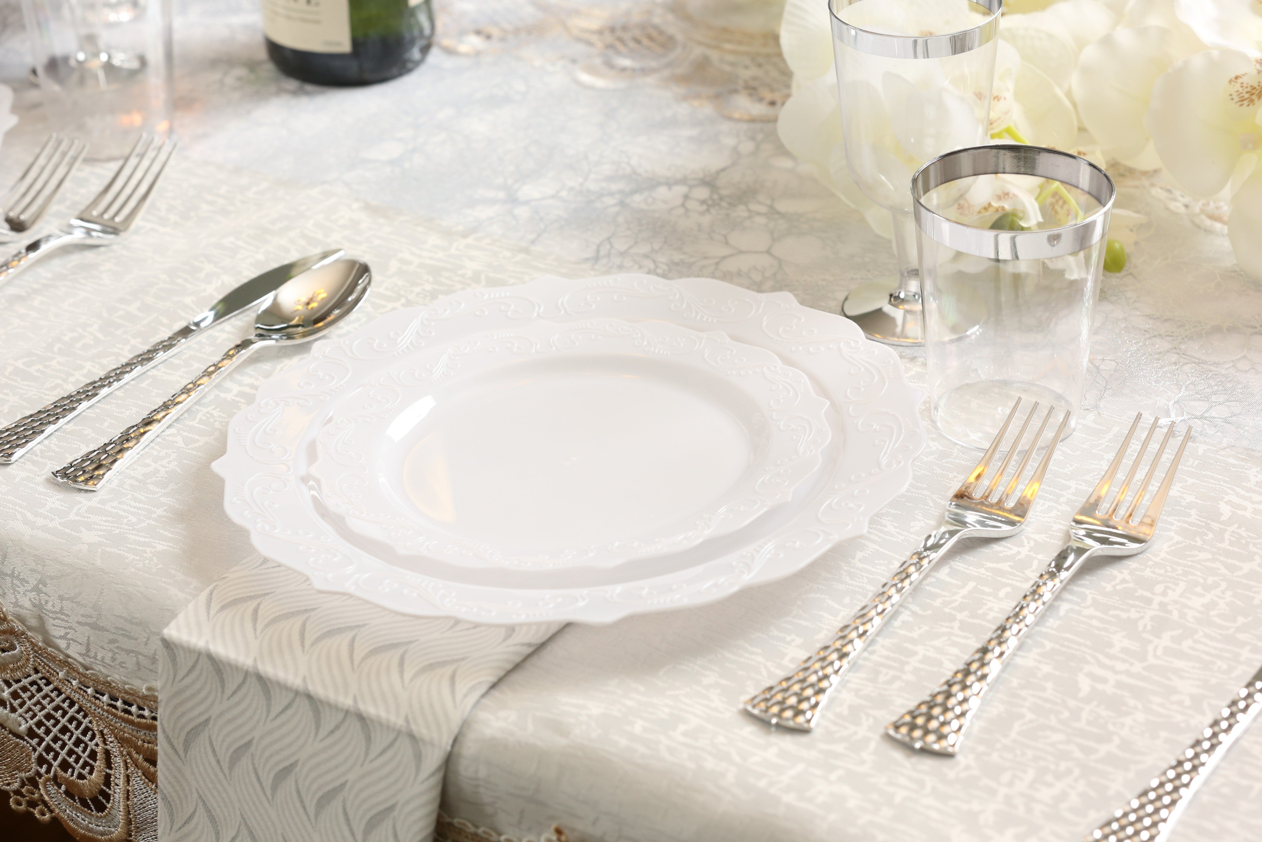 Elegant White Round Plastic Dinner Plates - Durable & Stylish Disposable Tableware for Parties, Picnics, and Everyday Use