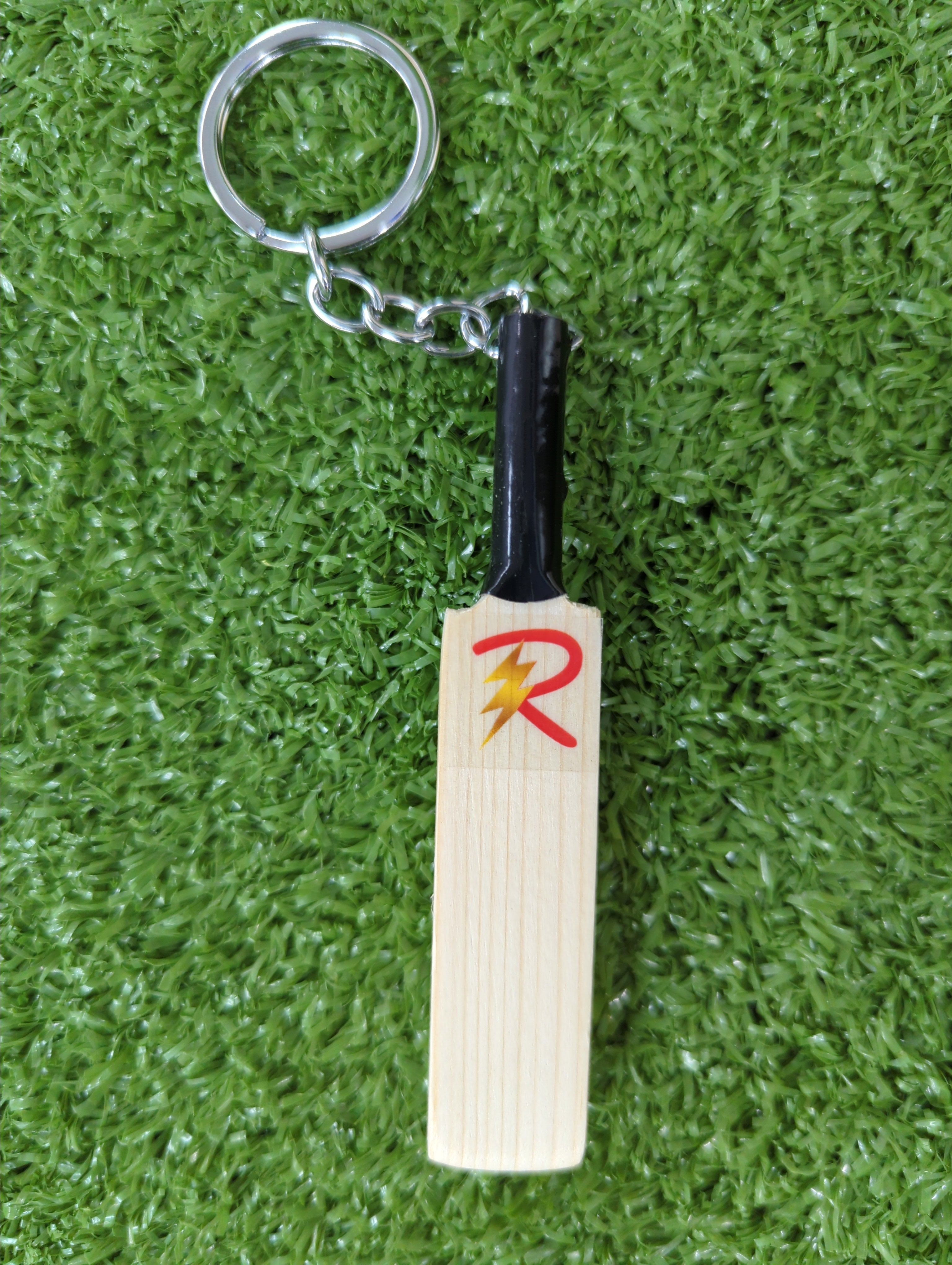 Raydn Cricket Bat Keychain - Miniature Cricket Bat Keyring for Sports Fans - Perfect for Cricket Enthusiasts, Gifts, and Team Spirit Accessories - Use for Keys, Bags, or Sports Gear