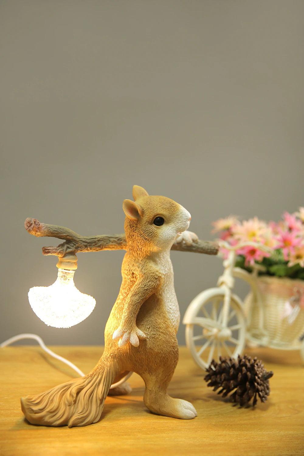 Modern Squirrel-Shaped Table Lamp - Cute Animal Desk Light for Kids Room, Study & Nursery Decor - Perfect Night Light for Bedtime Reading & Cozy Ambience