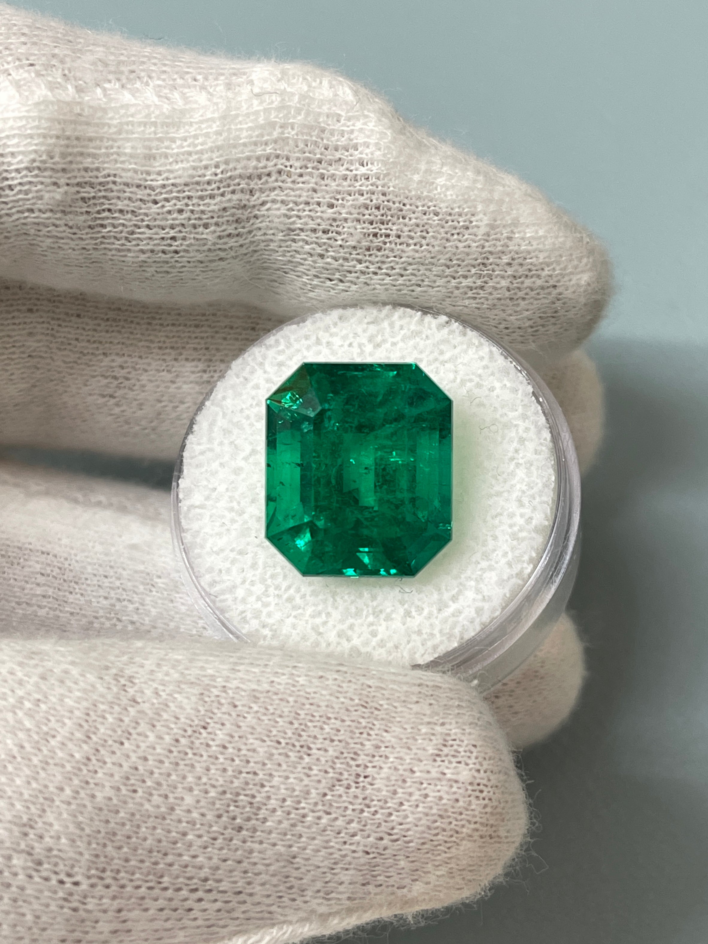 12.81 Carat GRS Certified Minor Oil Vivid Green Colombian Emerald Loose Gemstone for Jewelry Making, Engagement Rings & Luxury Collectibles