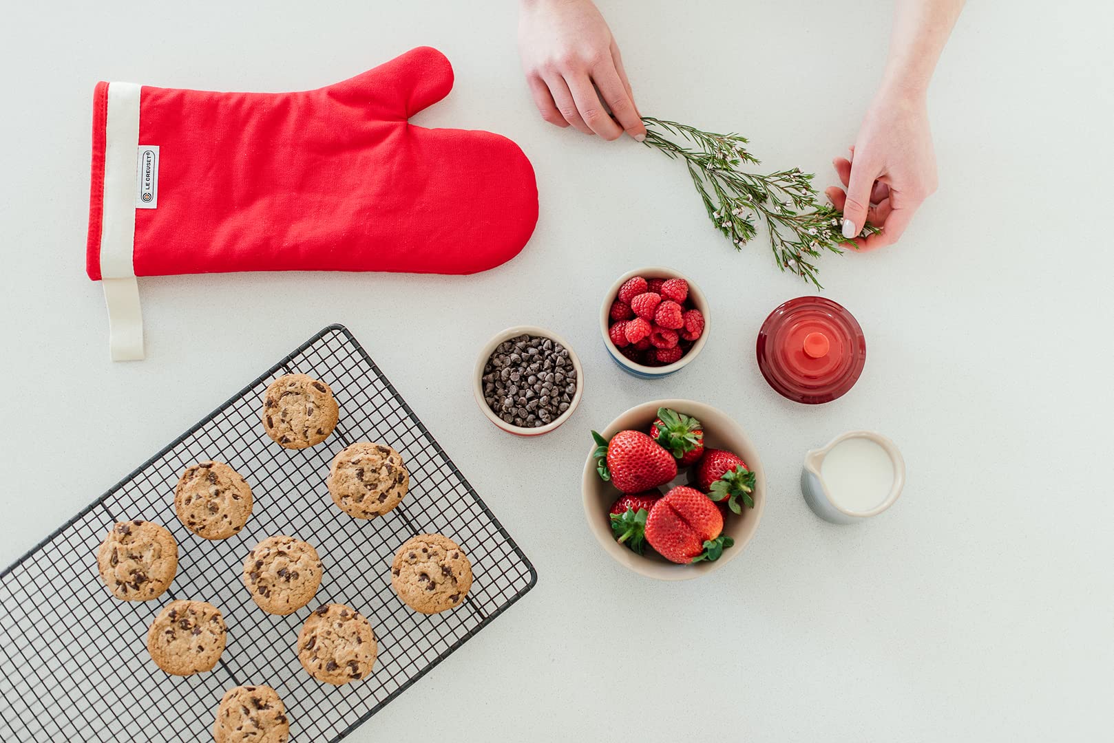 Le Creuset Heat Resistant Oven Mitt - Cherry Red Kitchen Glove for Baking, Grilling & Cooking - Perfect for Hot Pans, Pots & Baking Sheets
