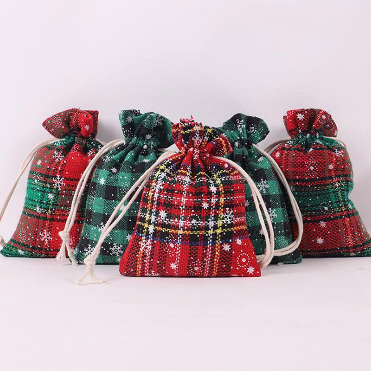 Snadulor 20Pcs Christmas Burlap Drawstring Bags with Snowflake Design - 3.9x5.5 Inch Small Gift Pouches for Jewelry, Candy & Party Favors - Perfect for Holiday Gifting, Stocking Stuffers & Christmas Decorations
