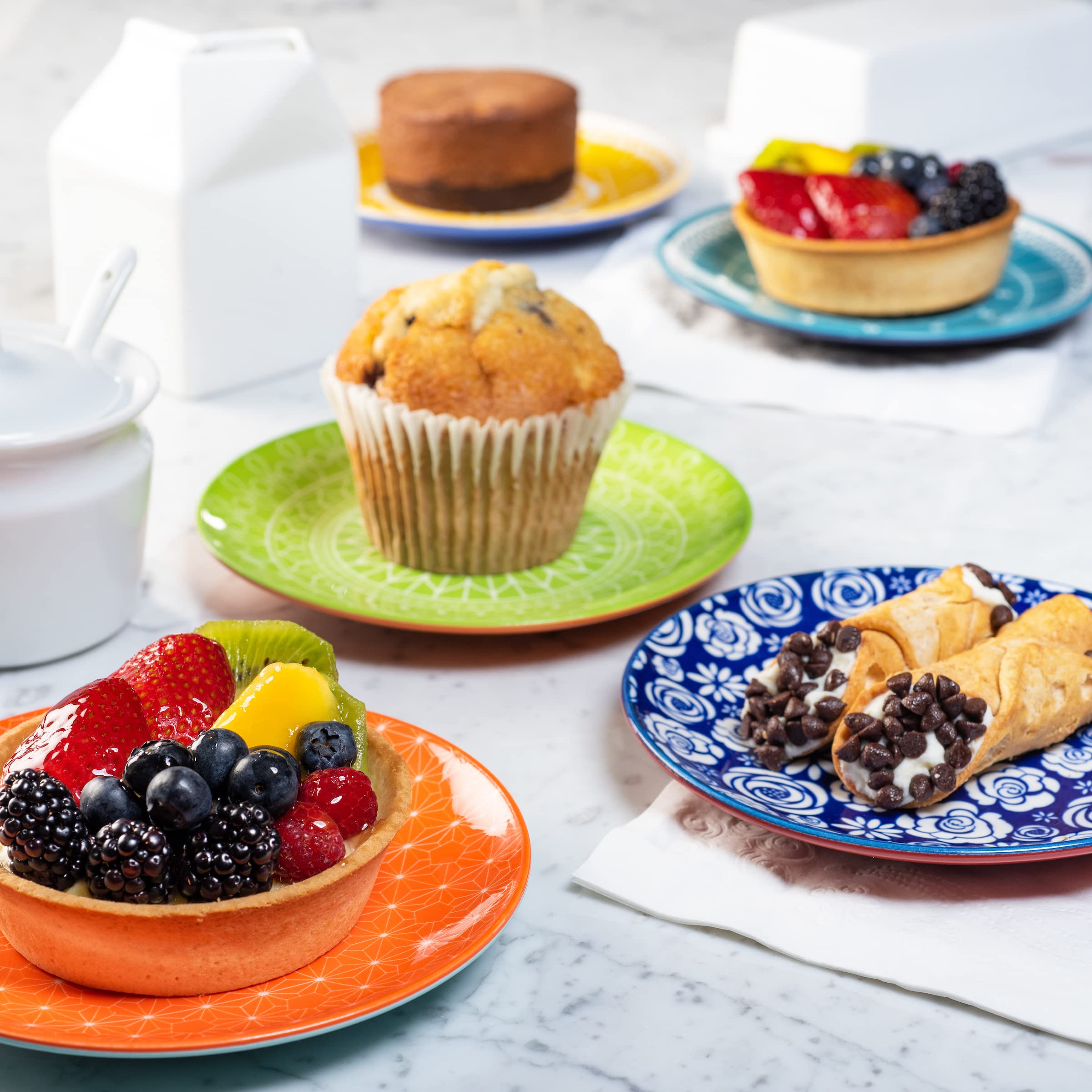 Annovero Colorful Porcelain Coffee Mugs & Dessert Plates Set - Microwave & Dishwasher Safe Kitchen Dinnerware for Home, Office & Restaurant Use