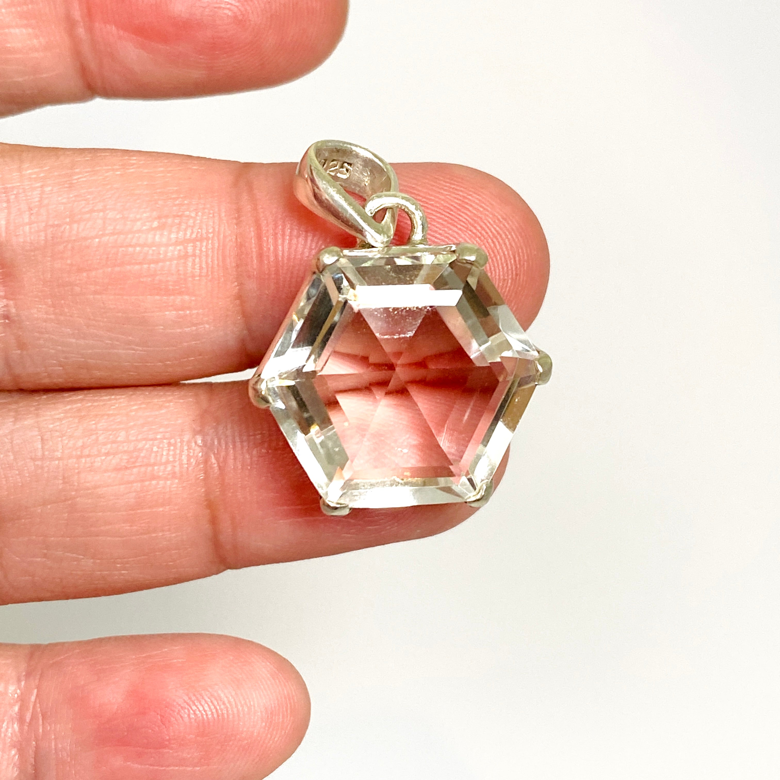 Natural Clear Quartz Hexagon Faceted Pendant Necklace - Elegant Healing Crystal Jewelry for Women - Perfect for Meditation, Yoga & Spiritual Gifts