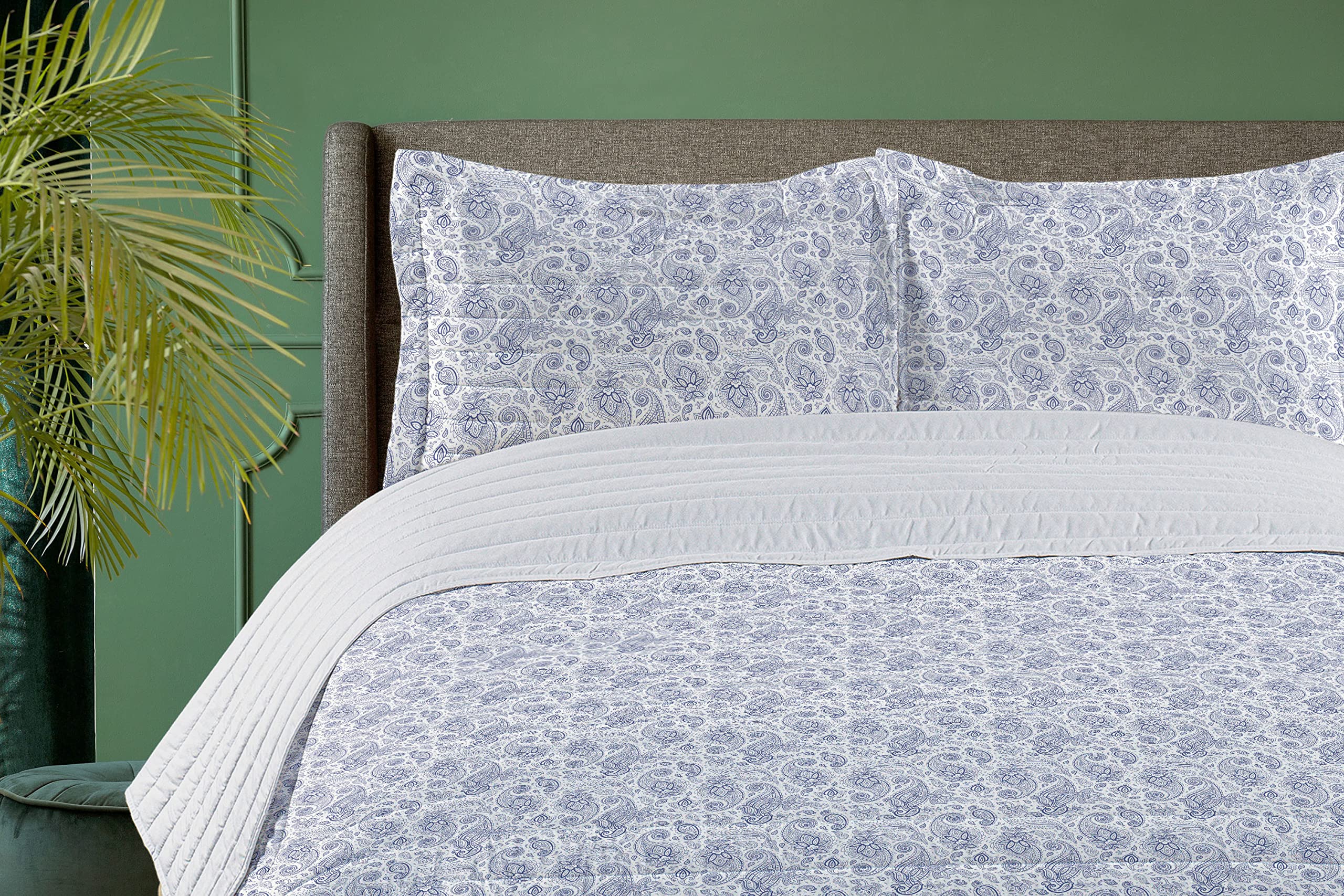 Ambesonne Paisley Microfiber Bedspread Set - Abstract Hand-Drawn Floral Pattern with Leaves & Buds | Soft King Size Bedding Set with Pillow Shams & Comforter in Black & White | Perfect for Modern Bedroom Decor & Guest Room Styling