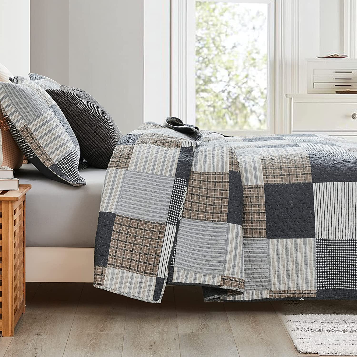 PANGUSHAN 100% Cotton Twin Size Quilt Set - Reversible Lightweight Patchwork Plaid Comforter in Gray/Black/Tan/White/Cream - 2 Piece Bedding Set for Boys Girls Teens Dorm Room & Guest Bed