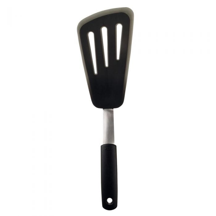 OXO Silicone Flexible Omelet Turner - Heat-Resistant Kitchen Spatula for Non-Stick Pans, Perfect for Flipping Eggs, Pancakes & Burgers - Ideal for Breakfast Cooking & Baking